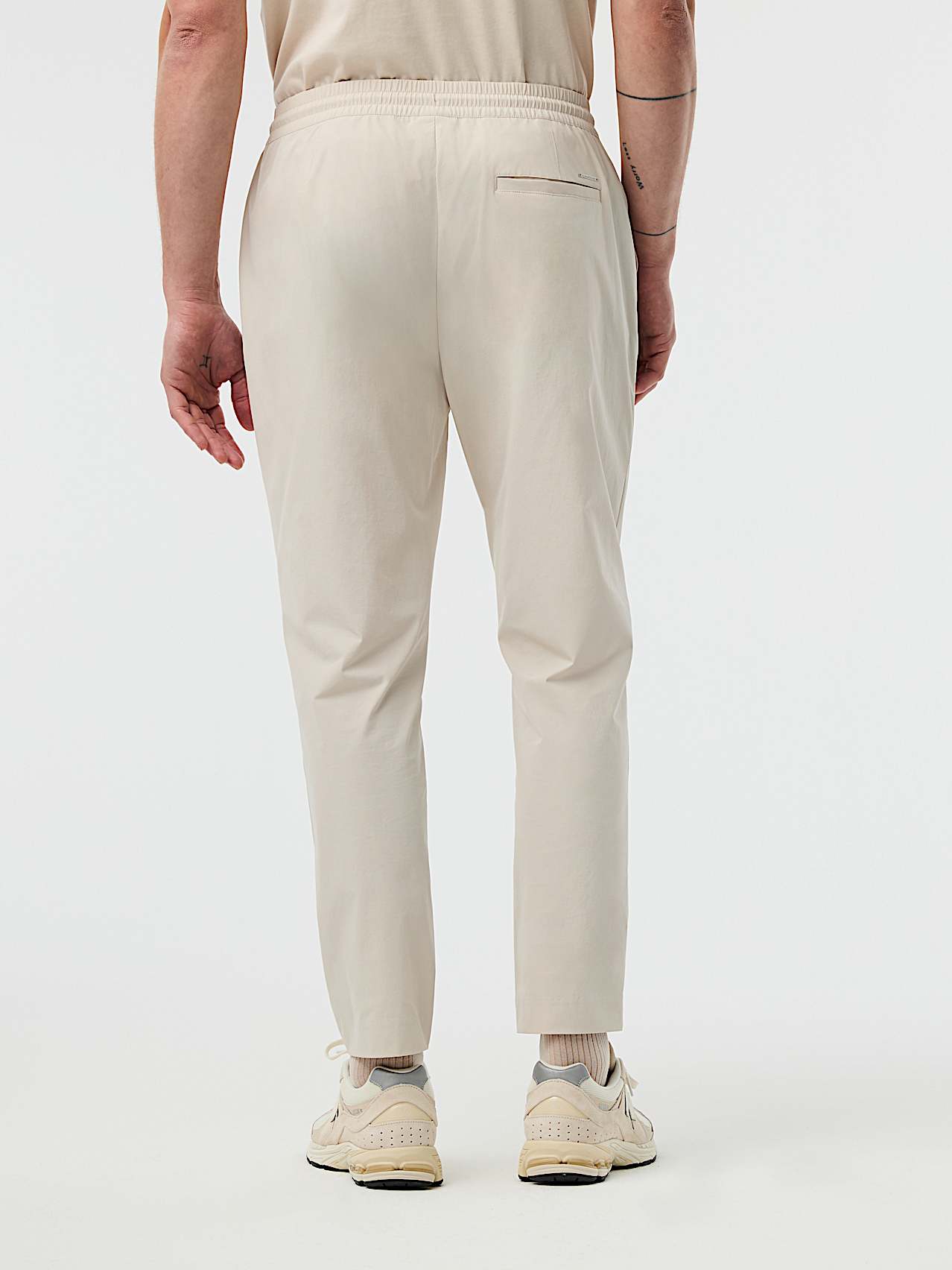 AlphaTauri | POCAS V2.Y10.01 | Pantaloni da viaggio elasticizzati ad alte prestazioni in Stone for Uomo