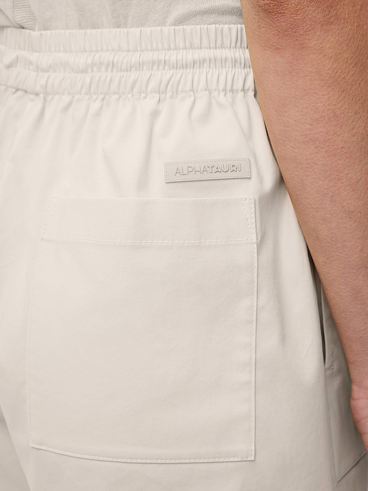 AlphaTauri | PERA V1.Y10.01 | Shorts de algodón orgánico in Stone for Mujer