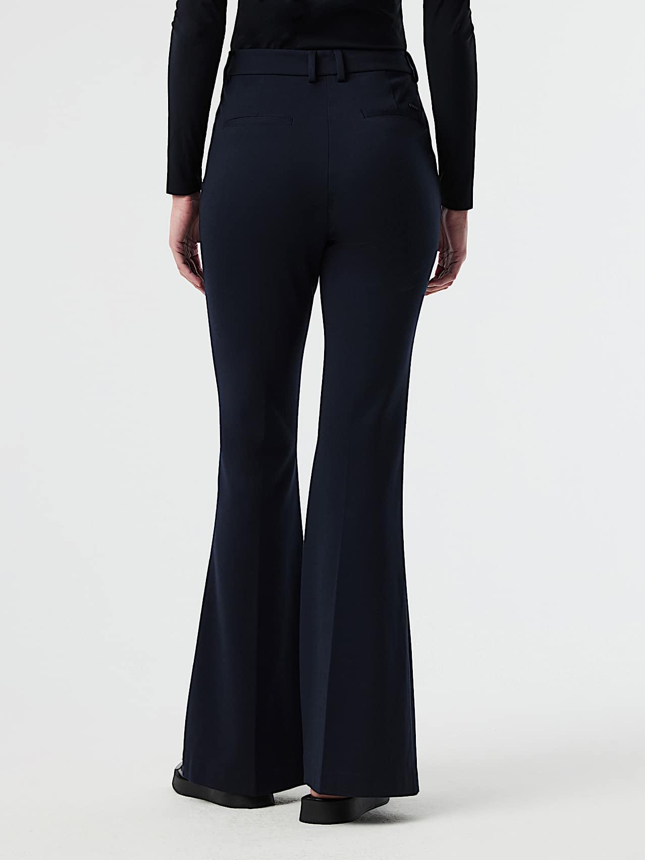 AlphaTauri | PAZA V1.Y10.01 | Pantalon de costume de voyage élégant à coupe évasée in Dark Navy for Femme