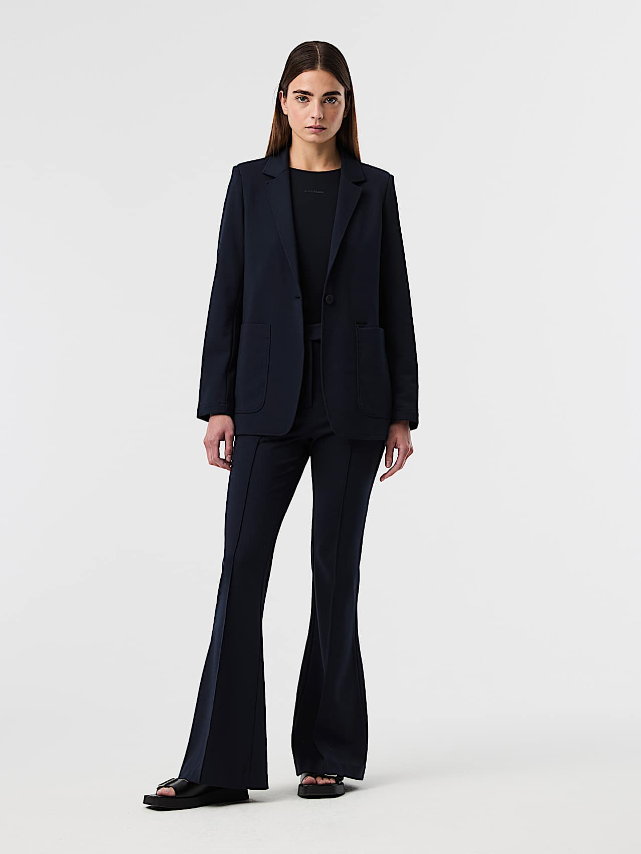 AlphaTauri | PAZA V1.Y10.01 | Pantalon de costume de voyage élégant à coupe évasée in Dark Navy for Femme