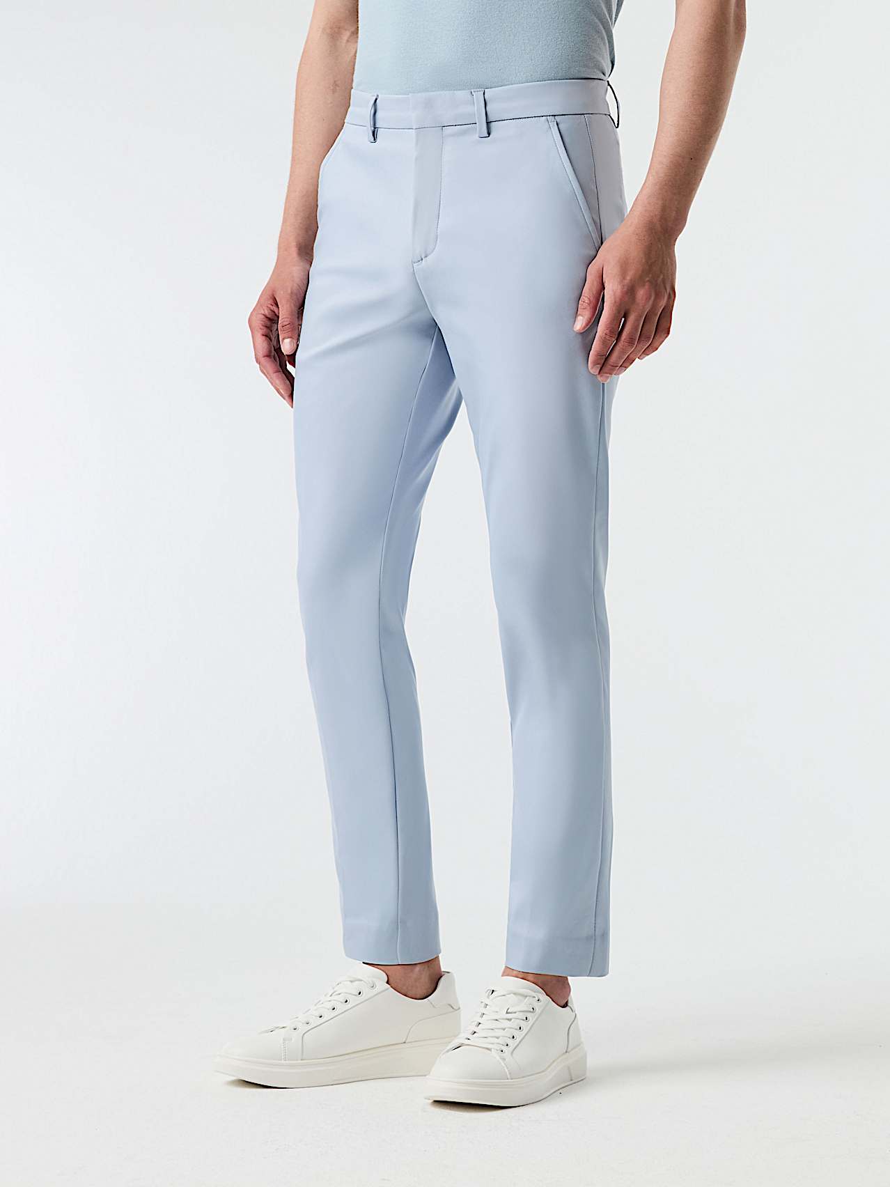AlphaTauri | PADEN V2.Y9.01 | Pantalon plissé en coton stretch in Fog Blue for Homme