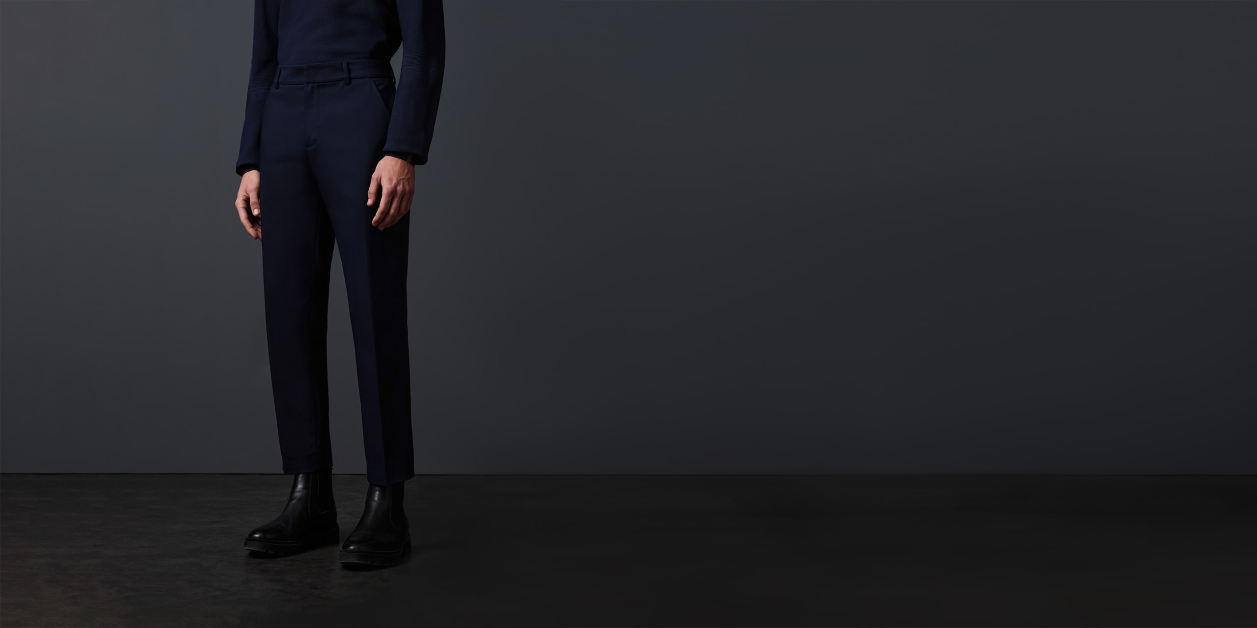 AlphaTauri | PELAN V1.Y5.02 | Tapered Fit Hose mit Falten in Navy für Herren AlphaTauri | PELAN V1.Y5.02 | Tapered Fit Hose mit Falten in Navy für Herren