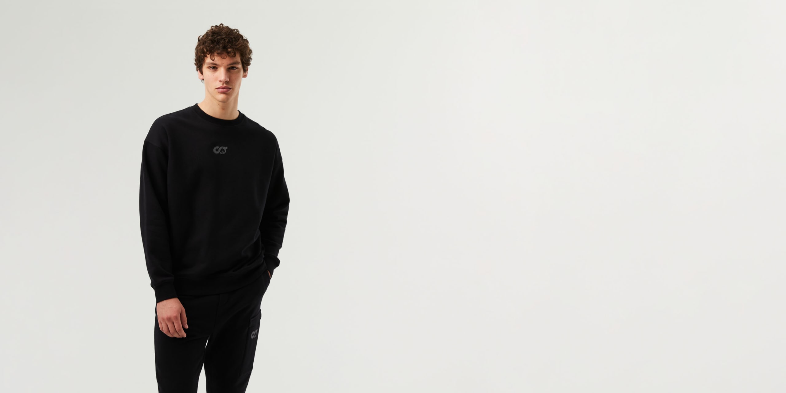 AlphaTauri | SEOVE V2.Y7.02 | Jersey con cuello redondo extragrande in Negro for Hombre AlphaTauri | SEOVE V2.Y7.02 | Jersey con cuello redondo extragrande in Negro for Hombre