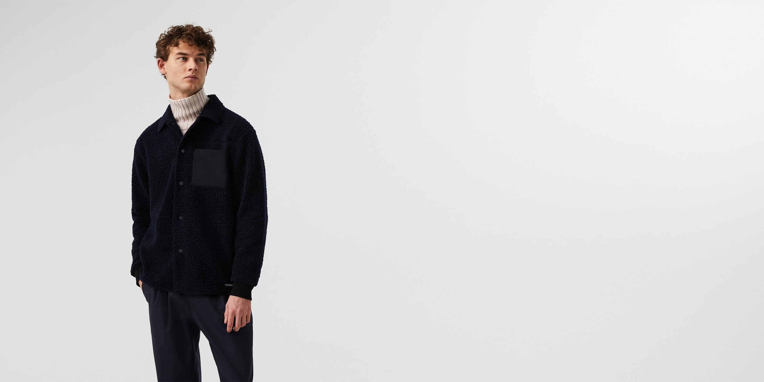 AlphaTauri | SURFE V1.Y7.02 | Overshirt aus Teddyfell in Schwarz / Navy für Herren AlphaTauri | SURFE V1.Y7.02 | Overshirt aus Teddyfell in Schwarz / Navy für Herren