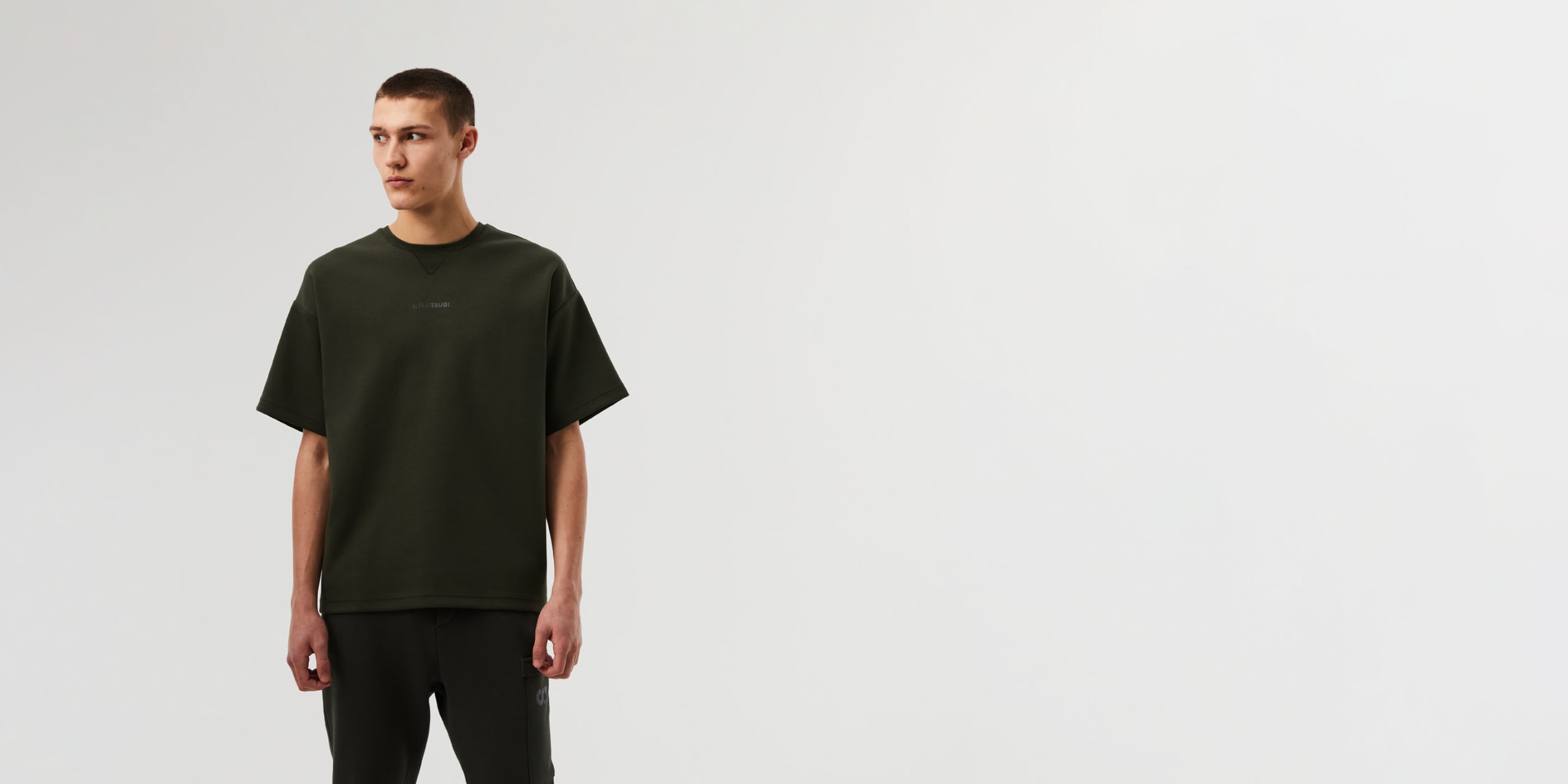 AlphaTauri | JAHEV V3.Y7.02 | スウェット Tシャツ in ダークグリーン for メンズ AlphaTauri | JAHEV V3.Y7.02 | スウェット Tシャツ in ダークグリーン for メンズ