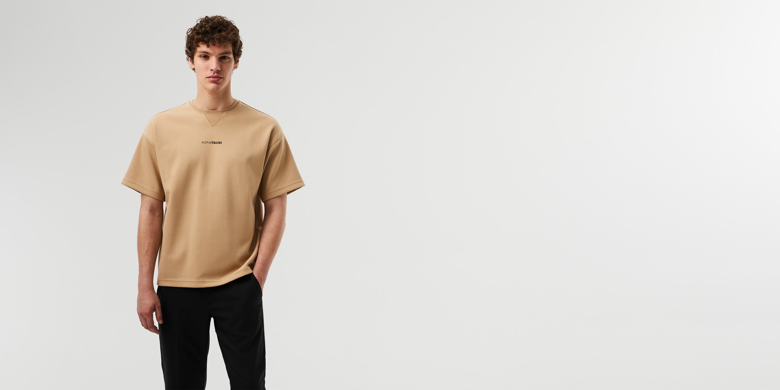 AlphaTauri | JAHEV V3.Y7.02 | スウェット Tシャツ in ブラウン / ベージュ for メンズ AlphaTauri | JAHEV V3.Y7.02 | スウェット Tシャツ in ブラウン / ベージュ for メンズ