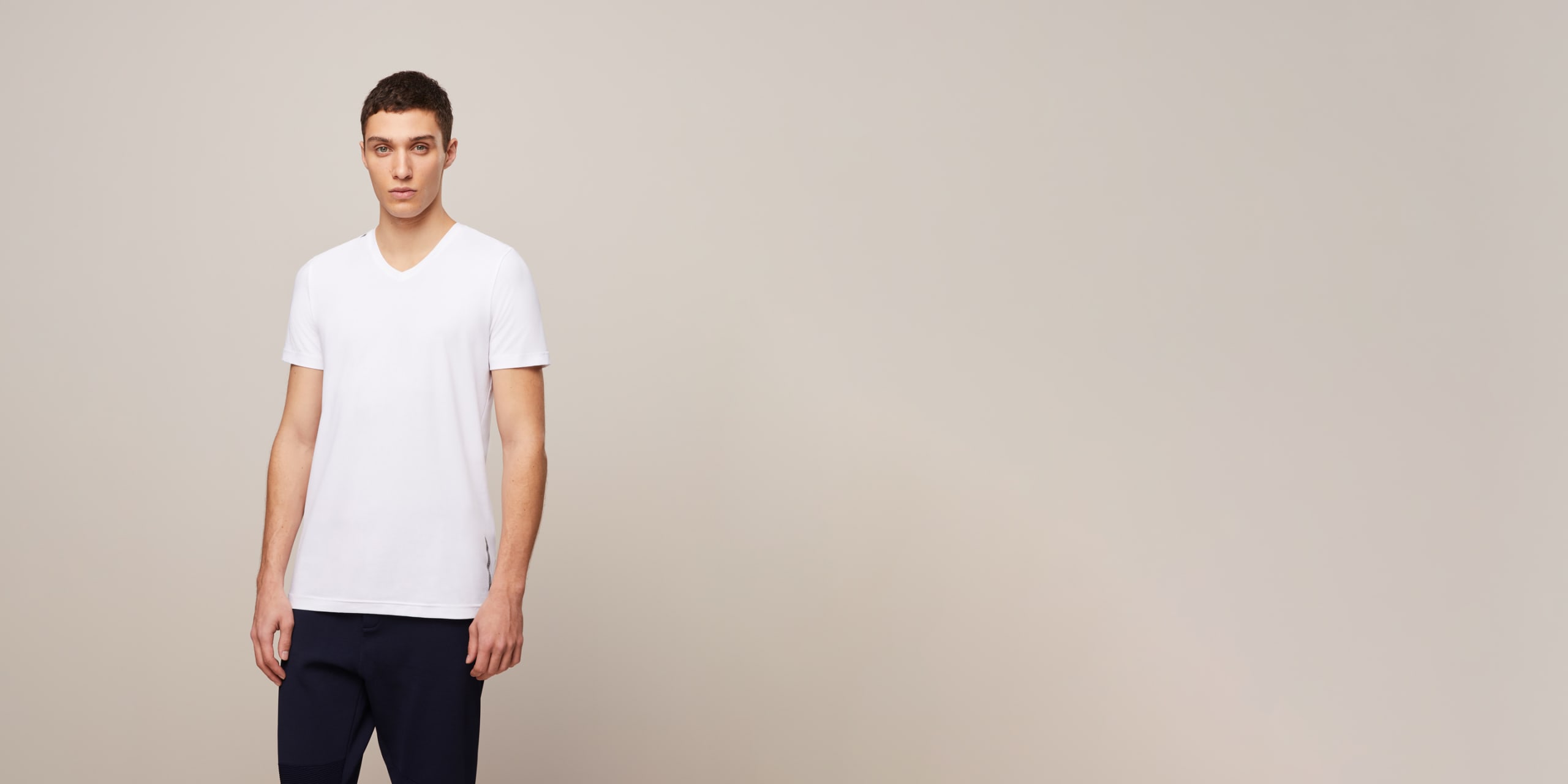 AlphaTauri | BUCK V2.Y4.01 | Classic Taurex® V-Neck T-Shirt in White for Men AlphaTauri | BUCK V2.Y4.01 | Classic Taurex® V-Neck T-Shirt in White for Men