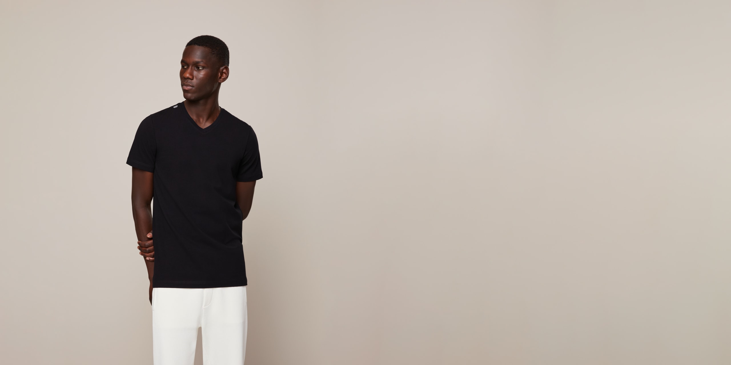 AlphaTauri | BUCK V2.Y4.01 | T-shirt à col V Taurex® de coupe classique in Noir for Homme AlphaTauri | BUCK V2.Y4.01 | T-shirt à col V Taurex® de coupe classique in Noir for Homme