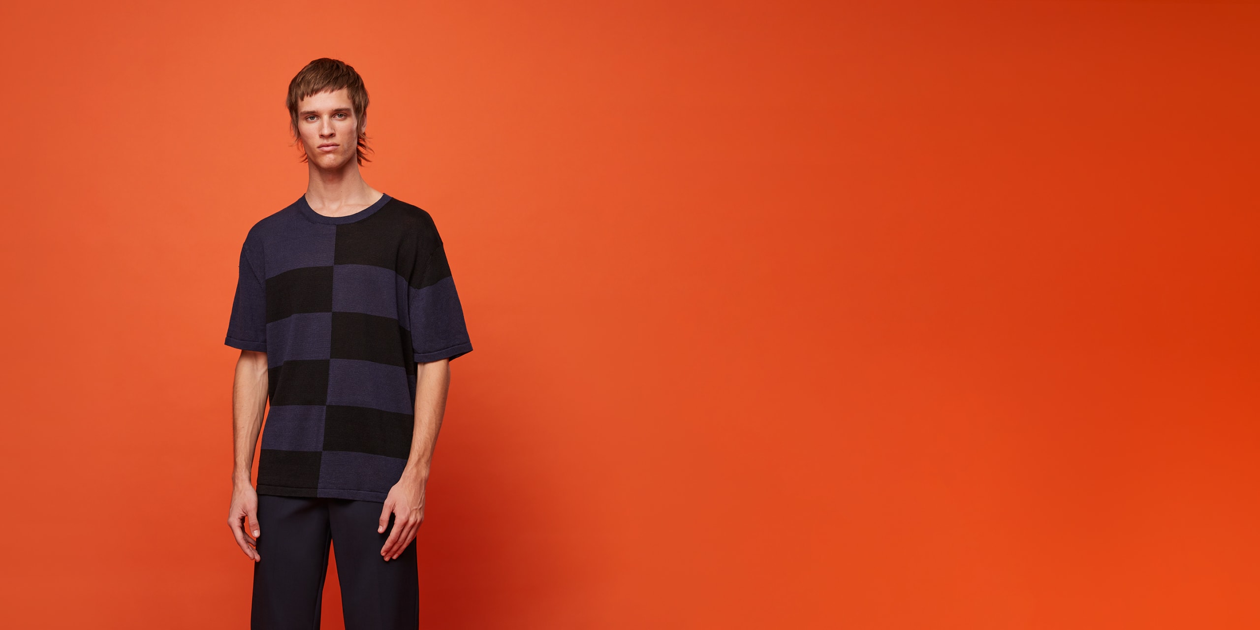 AlphaTauri | FALOL V1.Y7.01 | T-shirt oversize en maille in Noir / Bleu Marine for Homme AlphaTauri | FALOL V1.Y7.01 | T-shirt oversize en maille in Noir / Bleu Marine for Homme