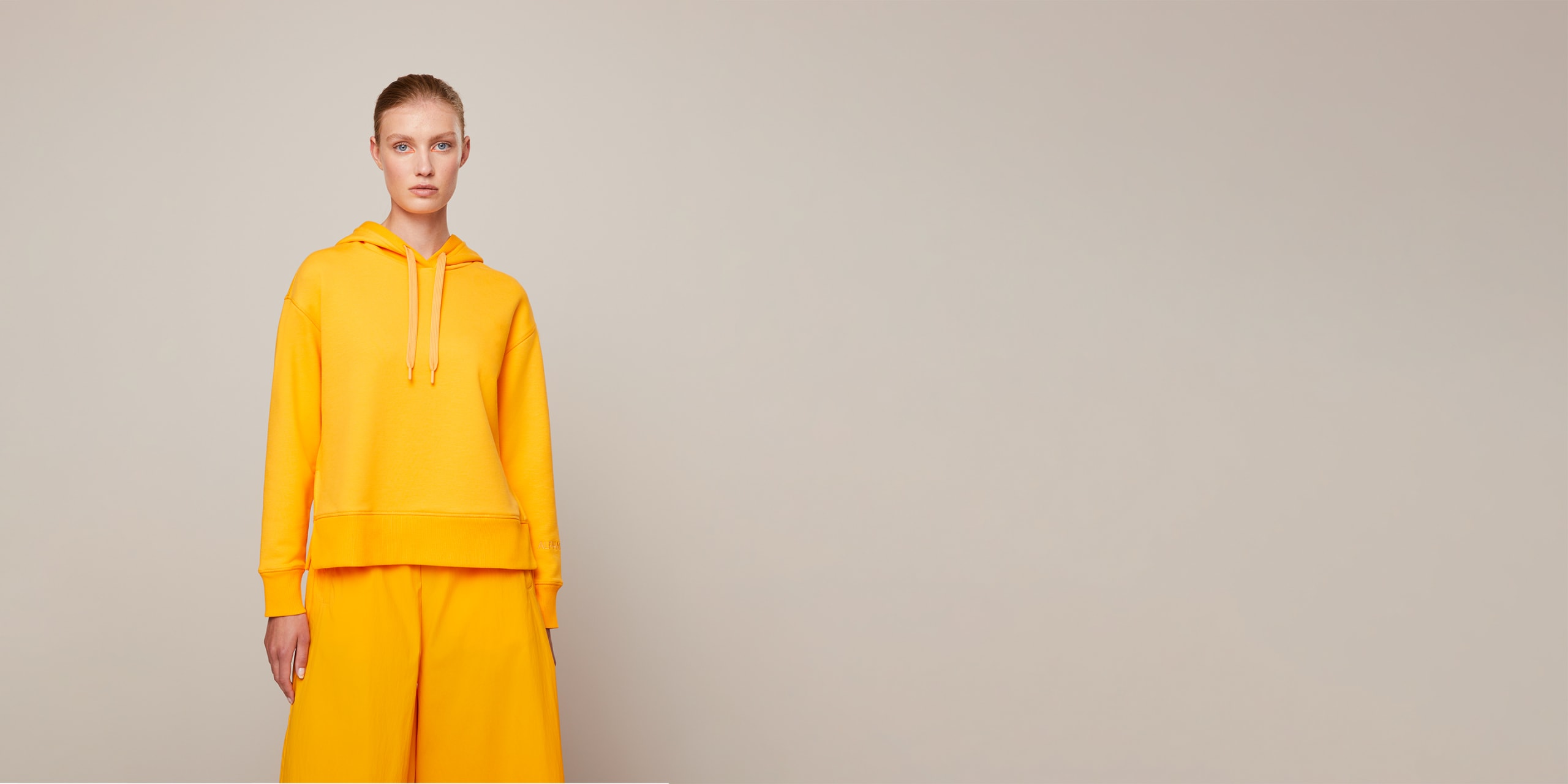 AlphaTauri | SERRHO V1.Y7.01 | Capucha con cordones in Amarillo Cálido for Mujer AlphaTauri | SERRHO V1.Y7.01 | Capucha con cordones in Amarillo Cálido for Mujer