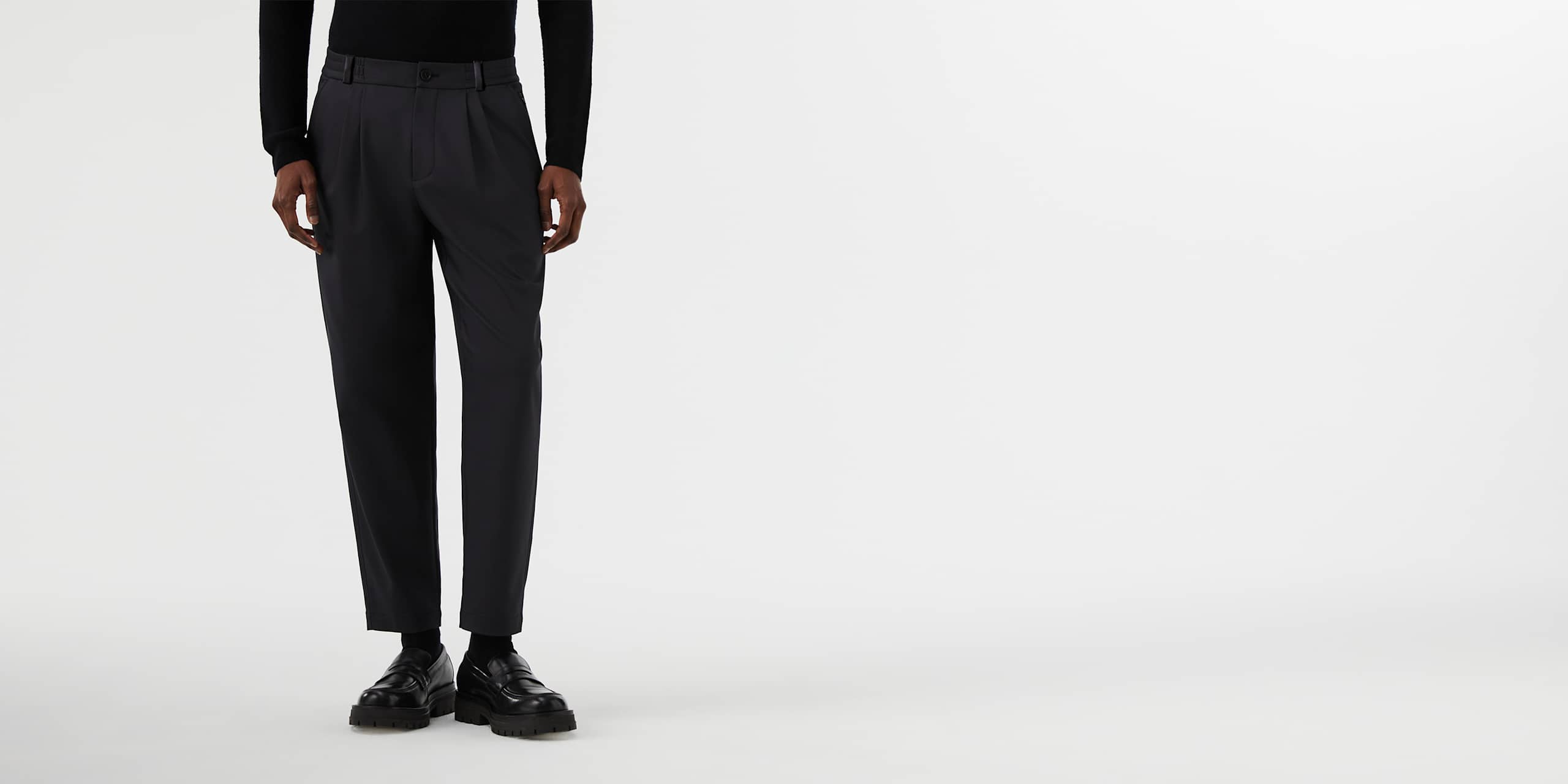 AlphaTauri | PAVO V1.Y7.02 | Kürzer geschnittene Hose mit weitem, schmal zulaufendem Bein in Schwarz für Herren