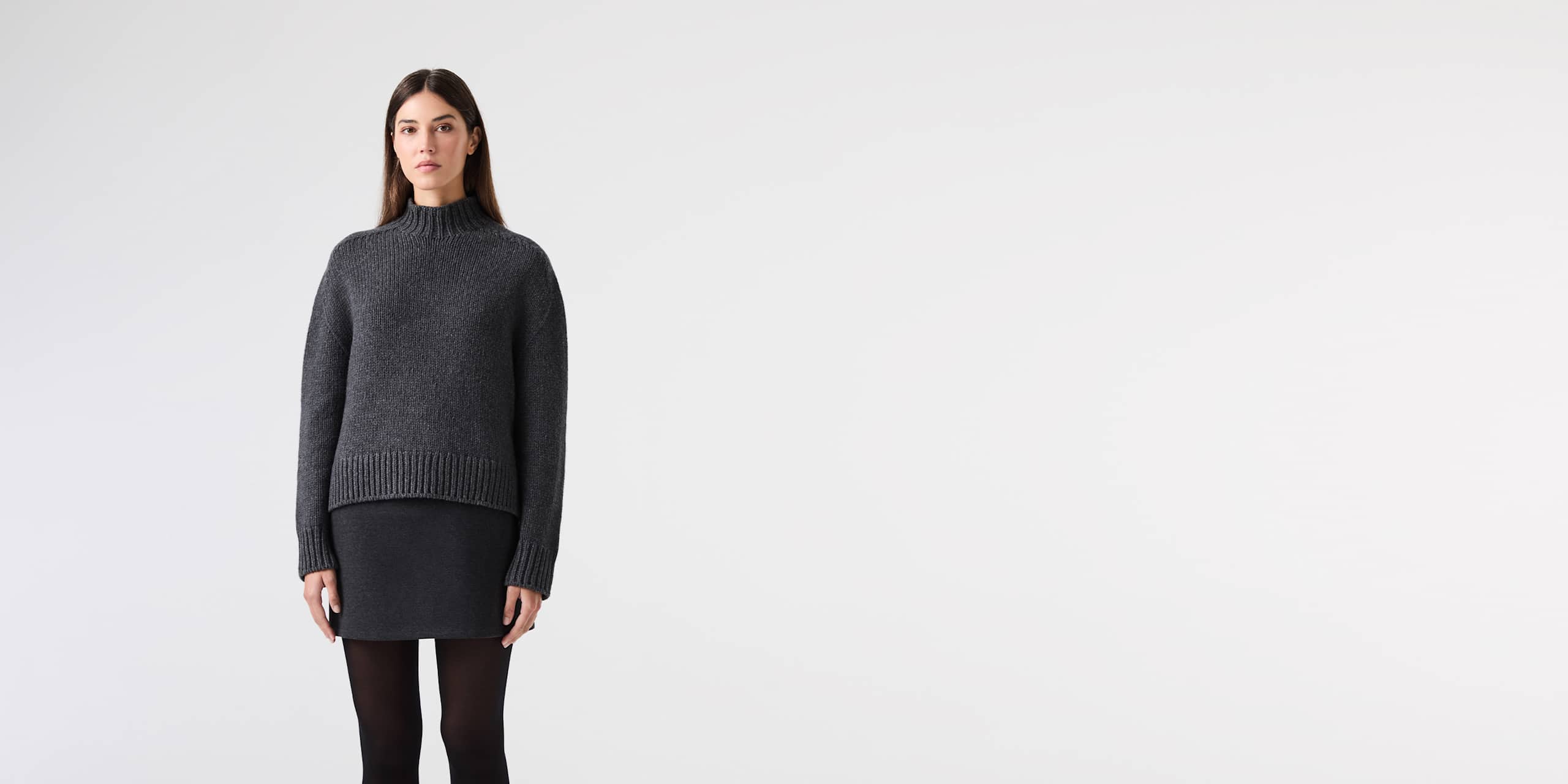 AlphaTauri | FAYE V1.Y9.02 | Chunky 3D Knit Cropped Sweater in Dark Grey Melange for Women