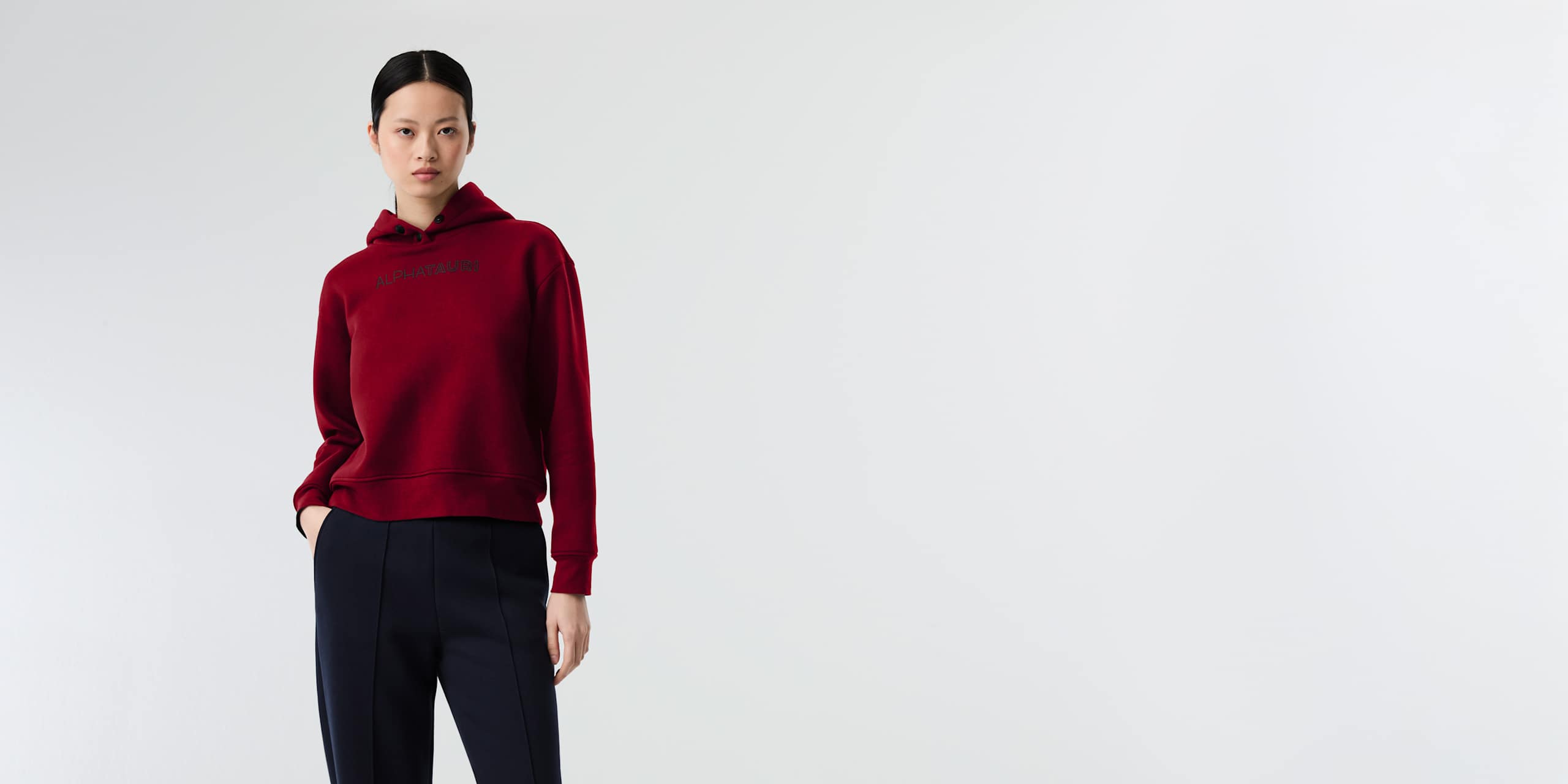 AlphaTauri | SERA V1.Y8.02 | Hoodie mit charakteristischem Logo in Dark Berry für Damen AlphaTauri | SERA V1.Y8.02 | Hoodie mit charakteristischem Logo in Dark Berry für Damen
