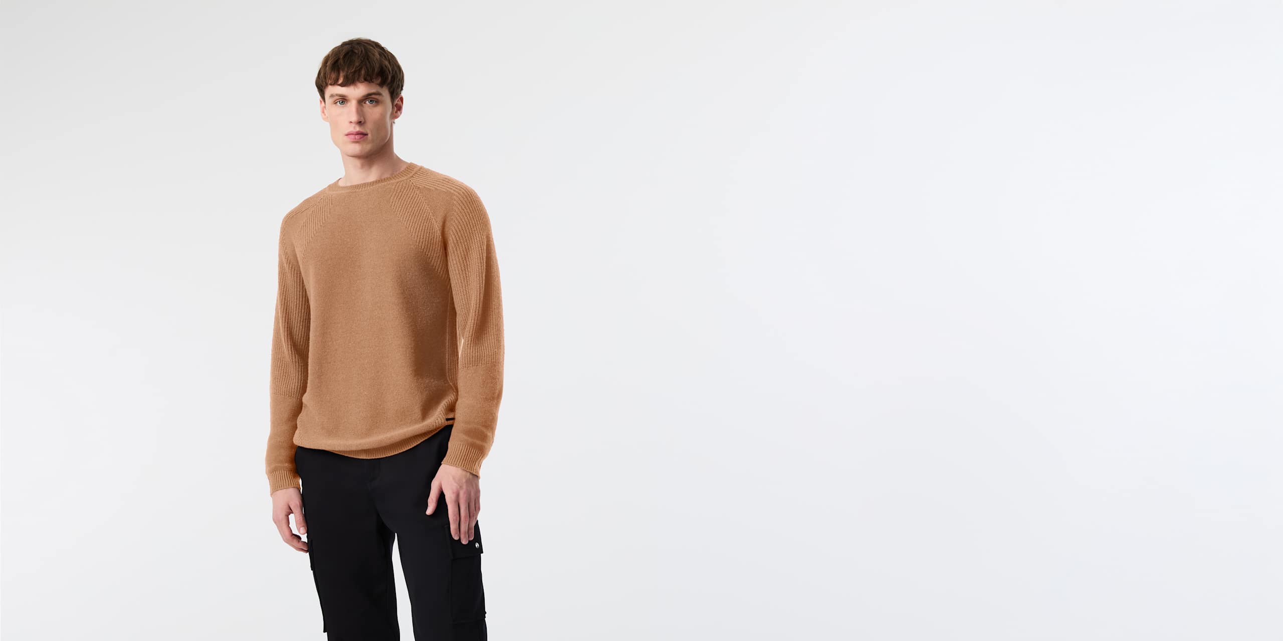 AlphaTauri | FLEUR V1.Y9.02 | Maglione girocollo in maglia 3D senza cuciture in Camel for Uomo AlphaTauri | FLEUR V1.Y9.02 | Maglione girocollo in maglia 3D senza cuciture in Camel for Uomo