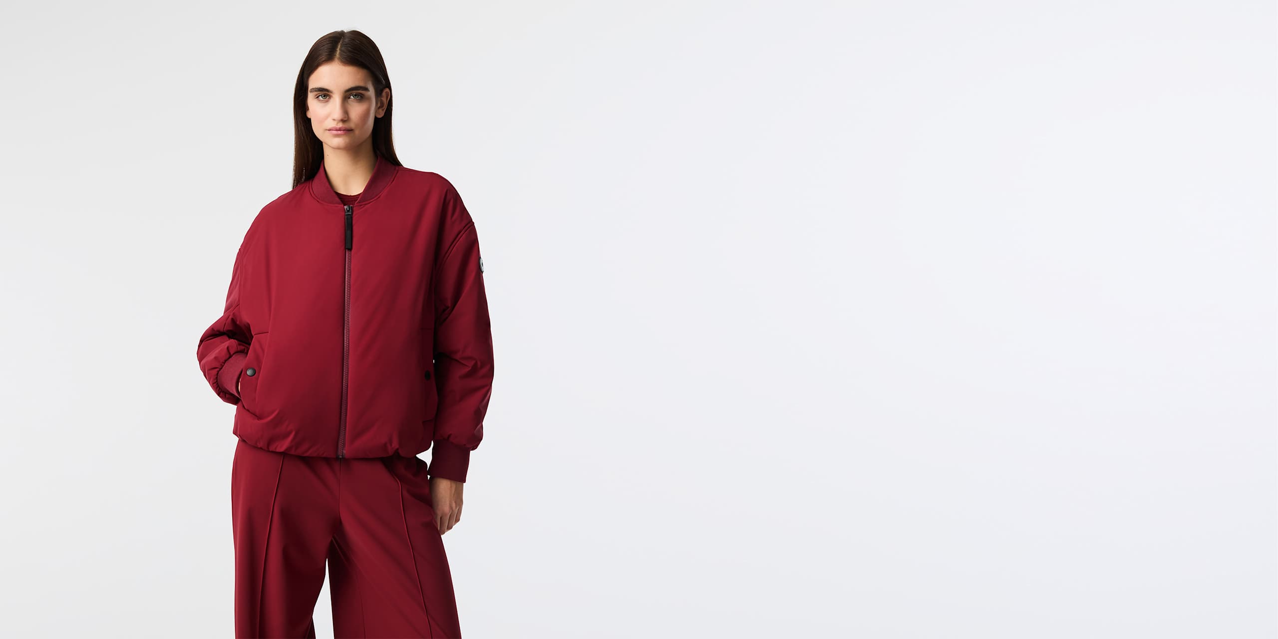 AlphaTauri | OVLY V1.Y9.02 | Wasserabweisende PrimaLoft® Bomberjacke in Dark Berry für Damen AlphaTauri | OVLY V1.Y9.02 | Wasserabweisende PrimaLoft® Bomberjacke in Dark Berry für Damen