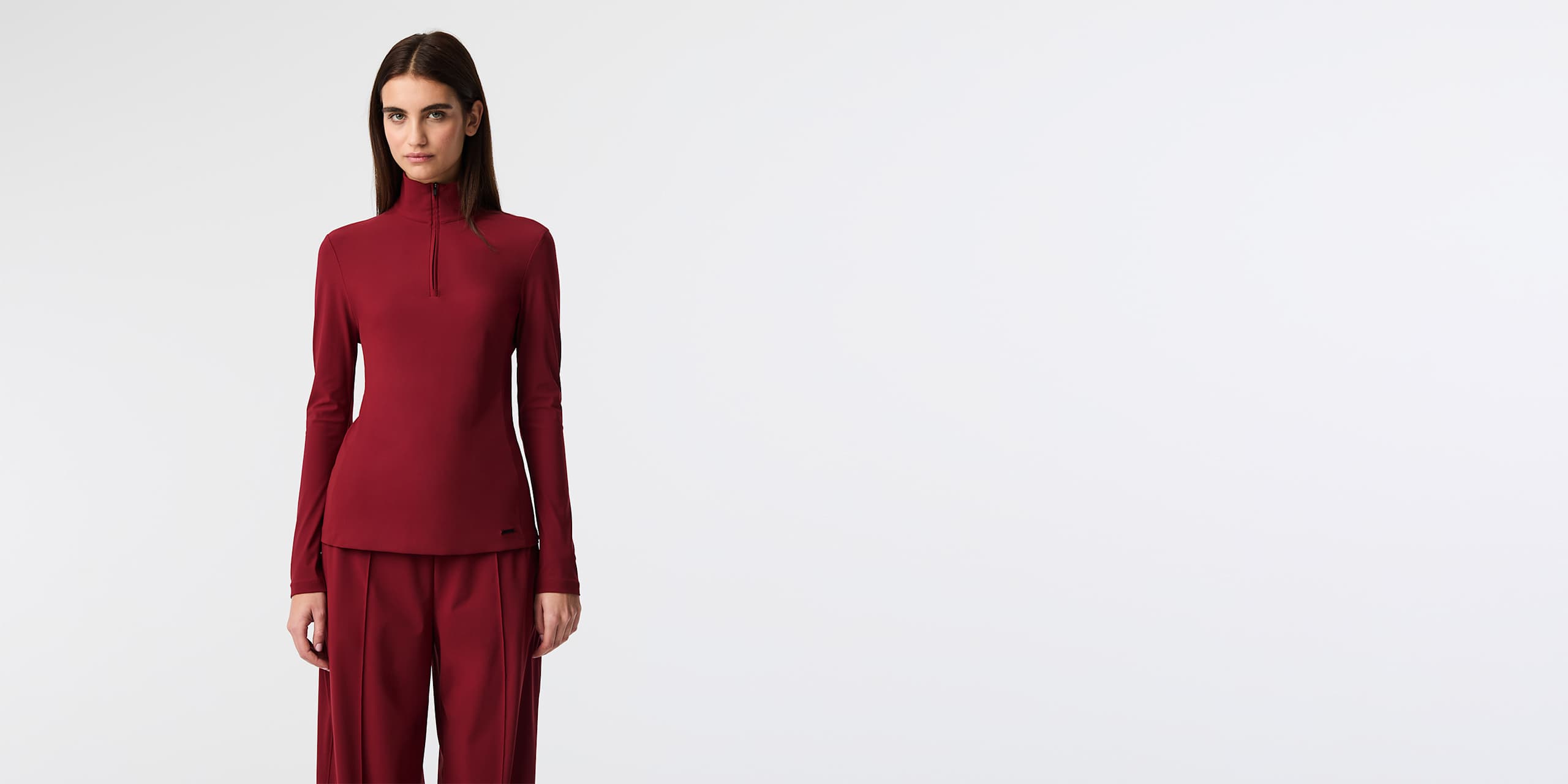 AlphaTauri | SHARD V1.Y9.02 | Langarmshirt aus Power Stretch Jersey mit halbem Reißverschluss in Dark Berry für Damen