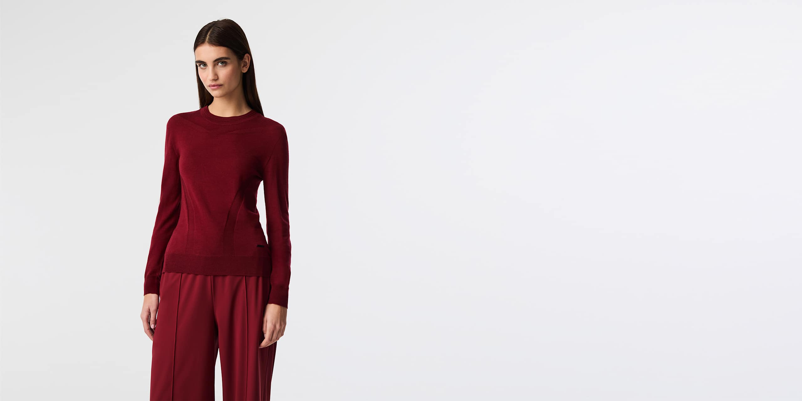 AlphaTauri | FATON V1.Y9.02 | Sweat-shirt ras du cou en maille 3D sans couture in Dark Berry for Femme AlphaTauri | FATON V1.Y9.02 | Sweat-shirt ras du cou en maille 3D sans couture in Dark Berry for Femme
