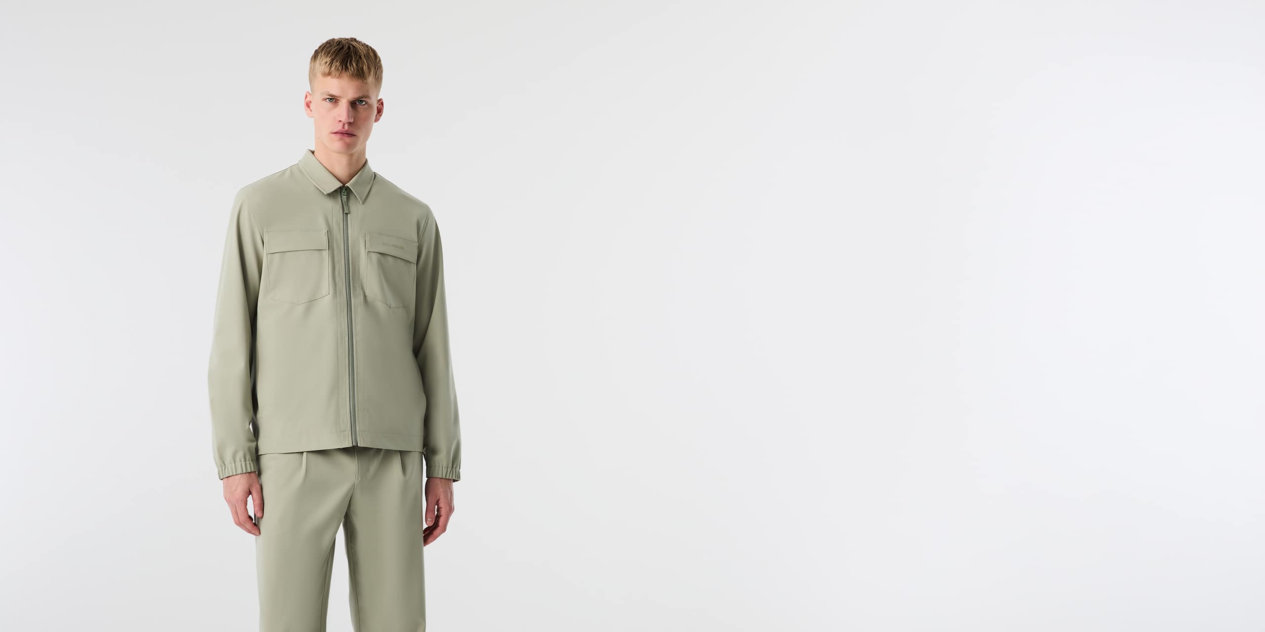 AlphaTauri | ONGERS V1.Y10.02 | Water-repellent Overshirt with 4-Way-Stretch in Dark Sage für Herren