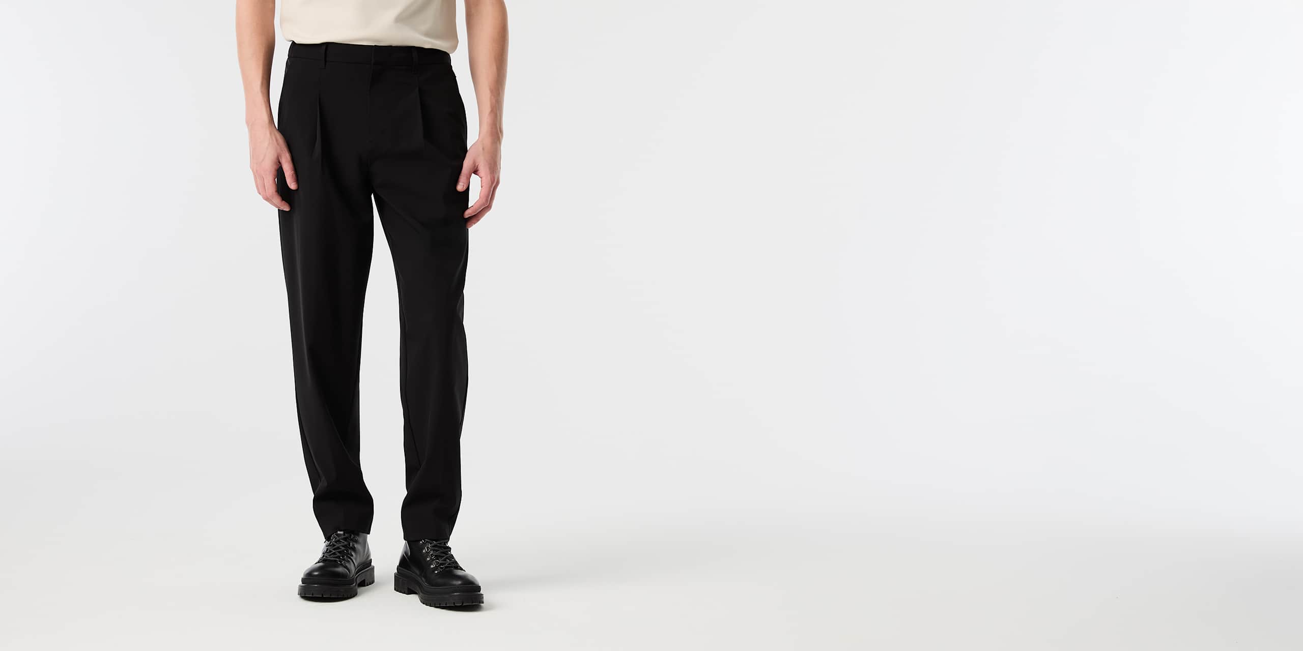 AlphaTauri | PANNS V1.Y10.02 | Elegant Stretch Carrot Fit Trousers in Schwarz für Herren
