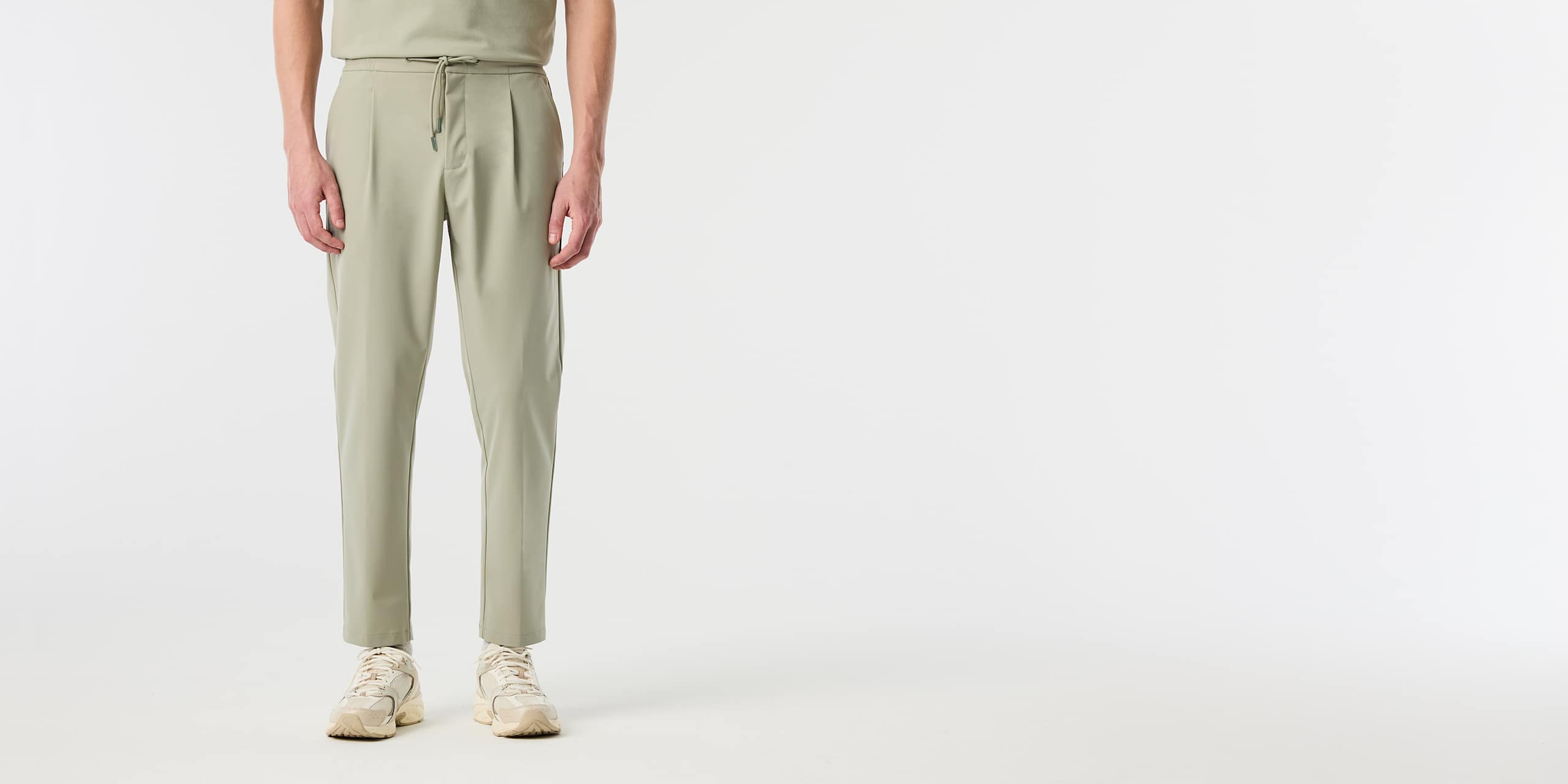 AlphaTauri | PAVRE V1.Y10.02 | Elegant Stretch Trousers in Dark Sage für Herren