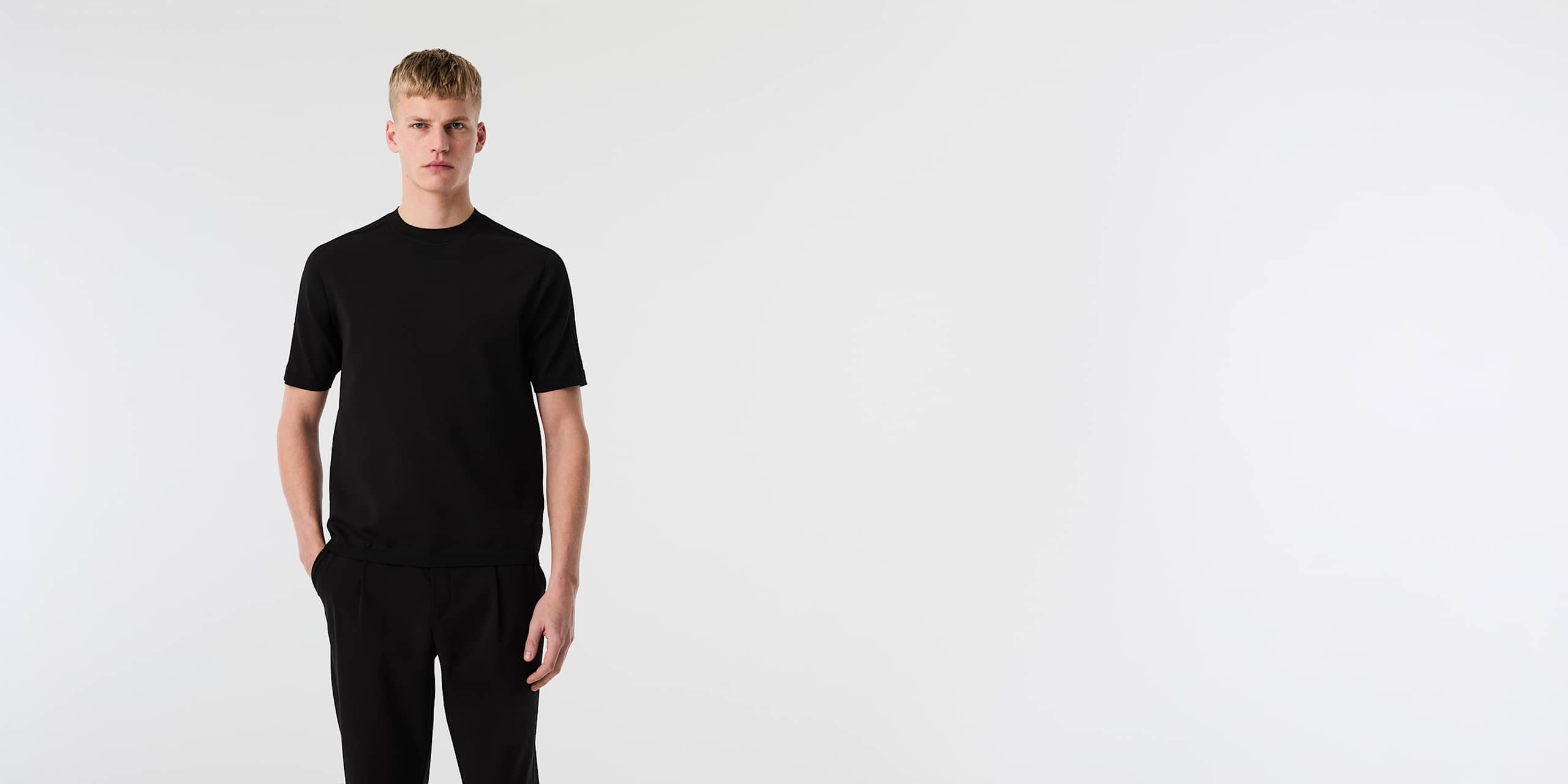 AlphaTauri | FARIS V1.Y10.02 | 3D Knit Loose Fit T-Shirt in Black for Uomo