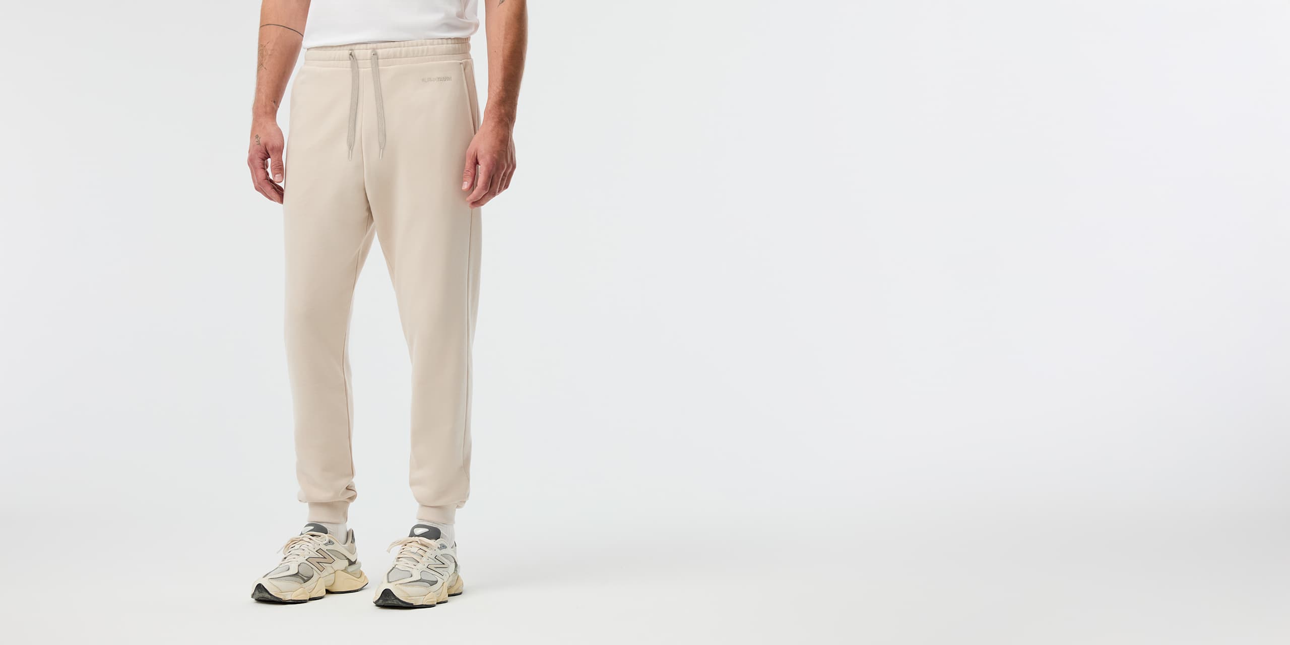AlphaTauri | PHERO V3.Y10.01 | Jogginghose mit Signature-Logo in Stone für Herren