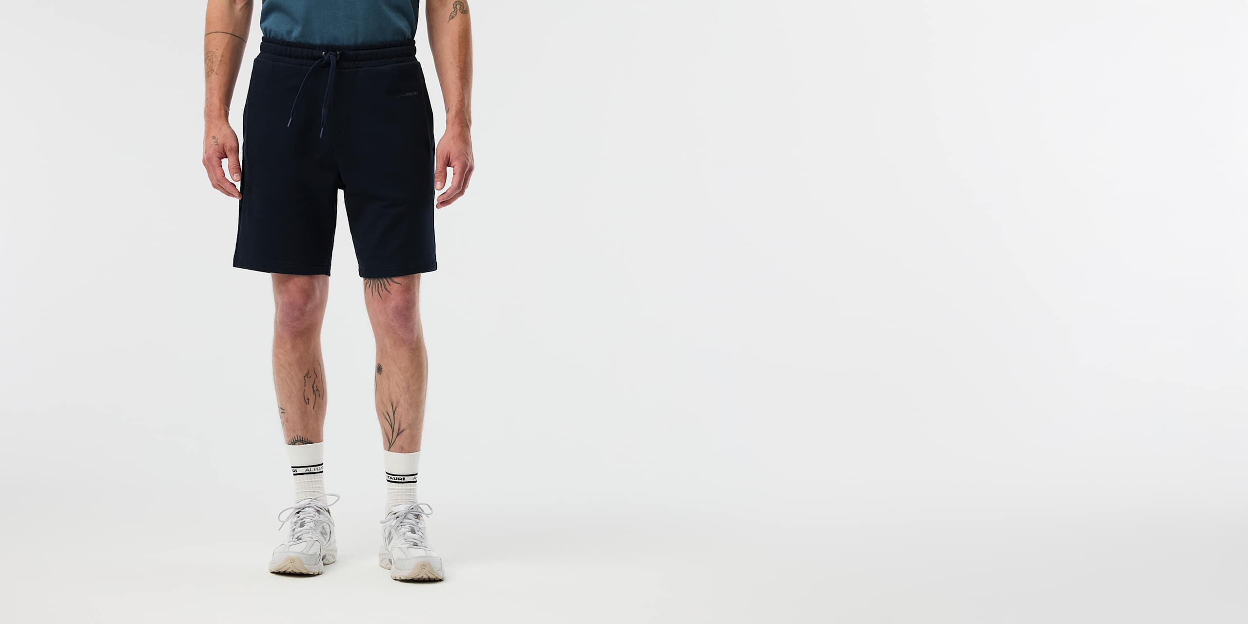 AlphaTauri | PHARS V2.Y10.01 | Short de sport Signature Logo in Dark Navy for Homme