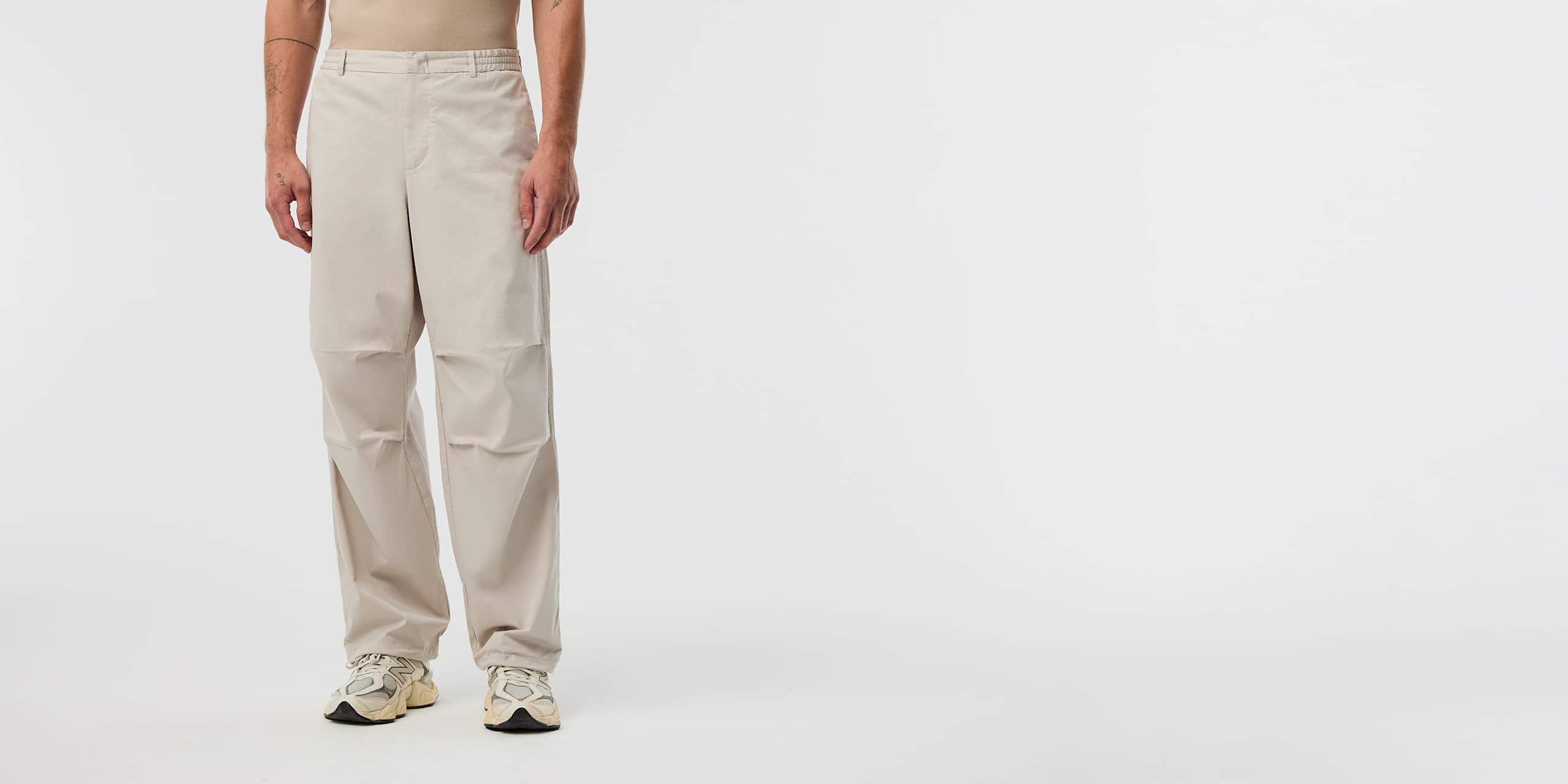 AlphaTauri | PIVE V1.Y10.01 | Pantalon tissé en coton biologique coupe décontractée in Stone for Homme