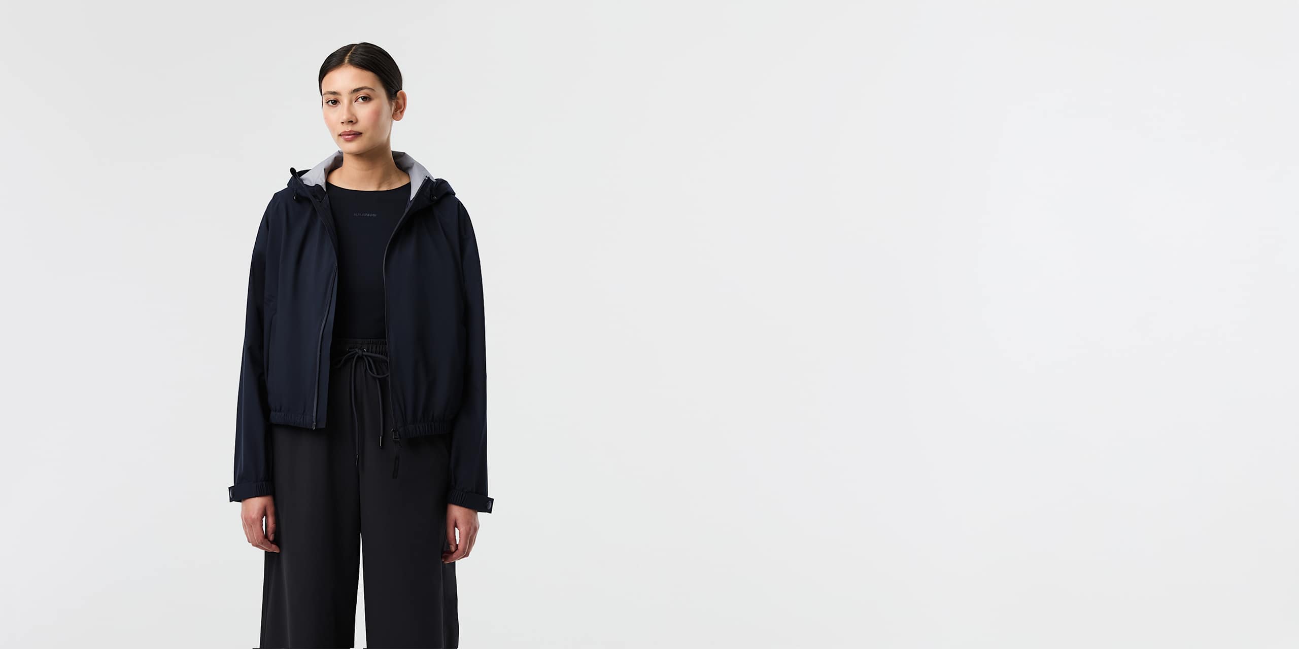AlphaTauri | ORAS V1.Y10.01 | Veste de pluie légère Tauroshield® compressible in Dark Navy for Femme