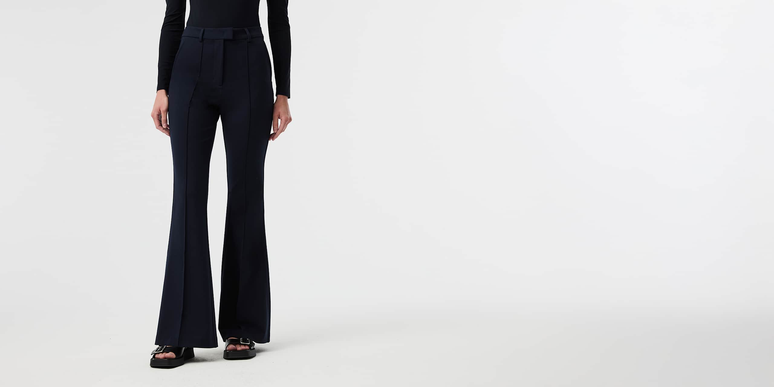 AlphaTauri | PAZA V1.Y10.01 | Pantaloni tailleur da viaggio scampanati eleganti in Dark Navy for Donna