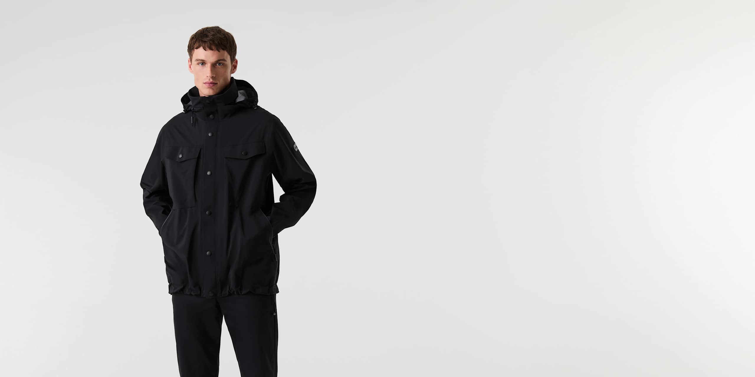 AlphaTauri | OLIGH V1.Y9.01 | Wasserdichte, leichte Jacke in Schwarz für Herren AlphaTauri | OLIGH V1.Y9.01 | Wasserdichte, leichte Jacke in Schwarz für Herren