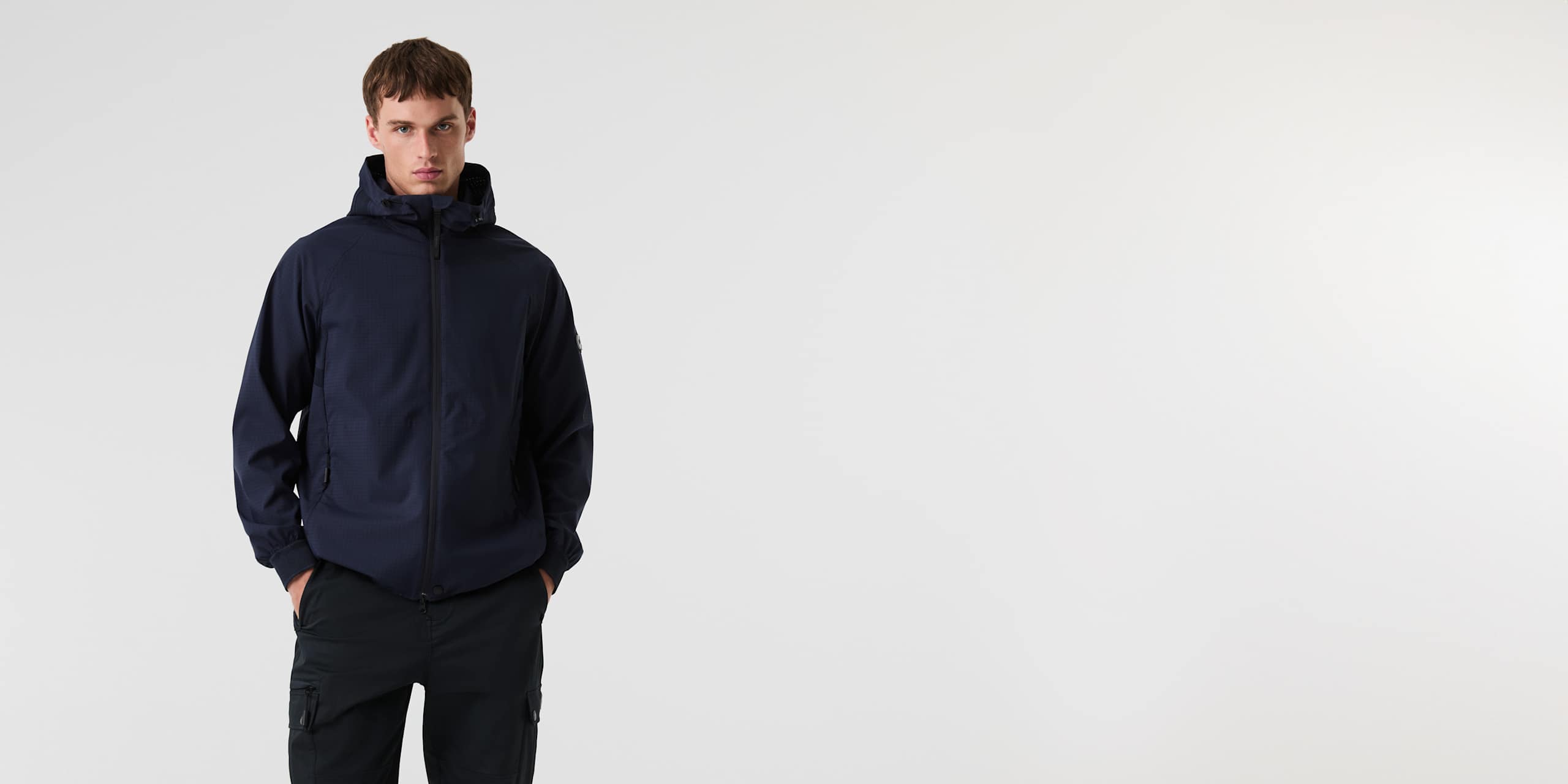 AlphaTauri | OTENT V1.Y9.01 | Leichte Jacke mit Belüftung in Navy für Herren AlphaTauri | OTENT V1.Y9.01 | Leichte Jacke mit Belüftung in Navy für Herren