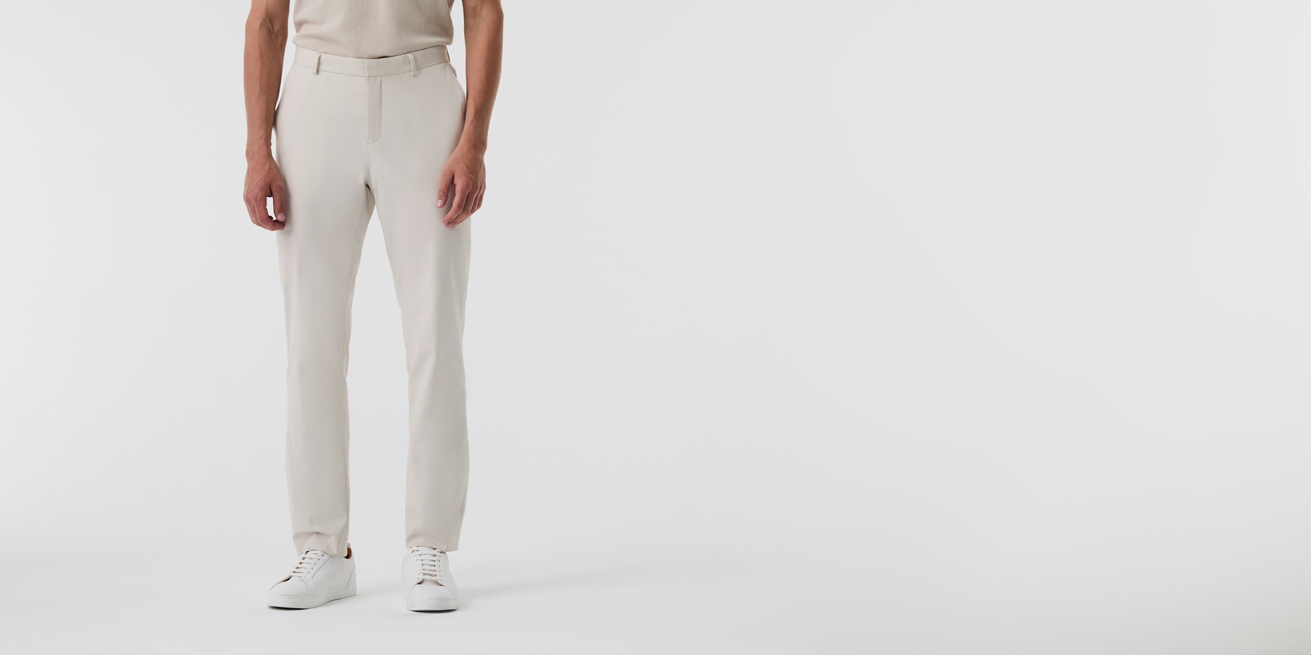 AlphaTauri | PADEN V2.Y9.01 | Plissierte Stretch-Baumwollhose in Stone für Herren AlphaTauri | PADEN V2.Y9.01 | Plissierte Stretch-Baumwollhose in Stone für Herren