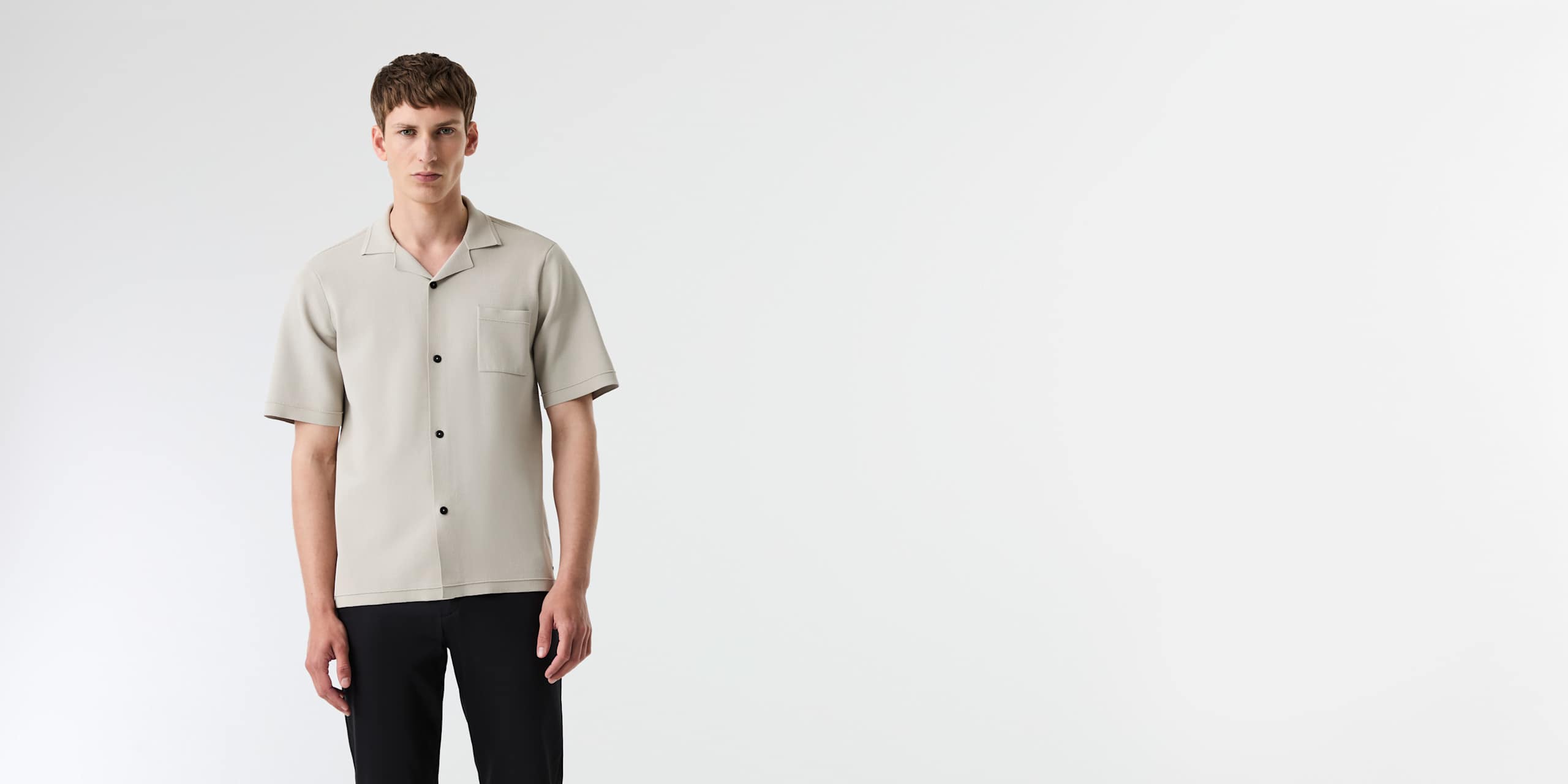 AlphaTauri | FACOL V1.Y9.02 | Kurzärmliges Shirt aus Funktionsstrick in Stone für Herren AlphaTauri | FACOL V1.Y9.02 | Kurzärmliges Shirt aus Funktionsstrick in Stone für Herren
