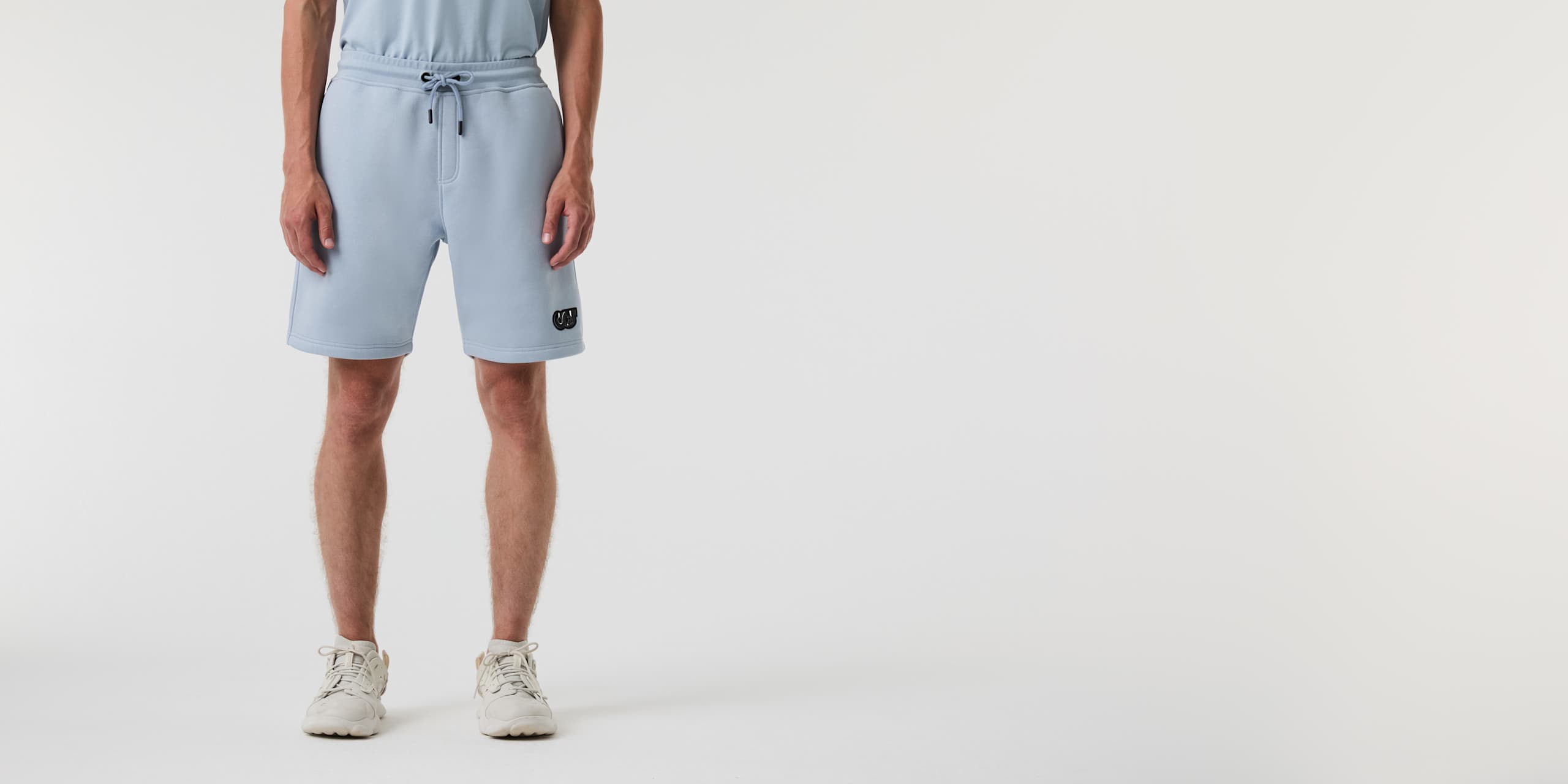 AlphaTauri | PHARS V1.Y9.01 | Short de sport avec logo signature in Fog Blue for Homme AlphaTauri | PHARS V1.Y9.01 | Short de sport avec logo signature in Fog Blue for Homme