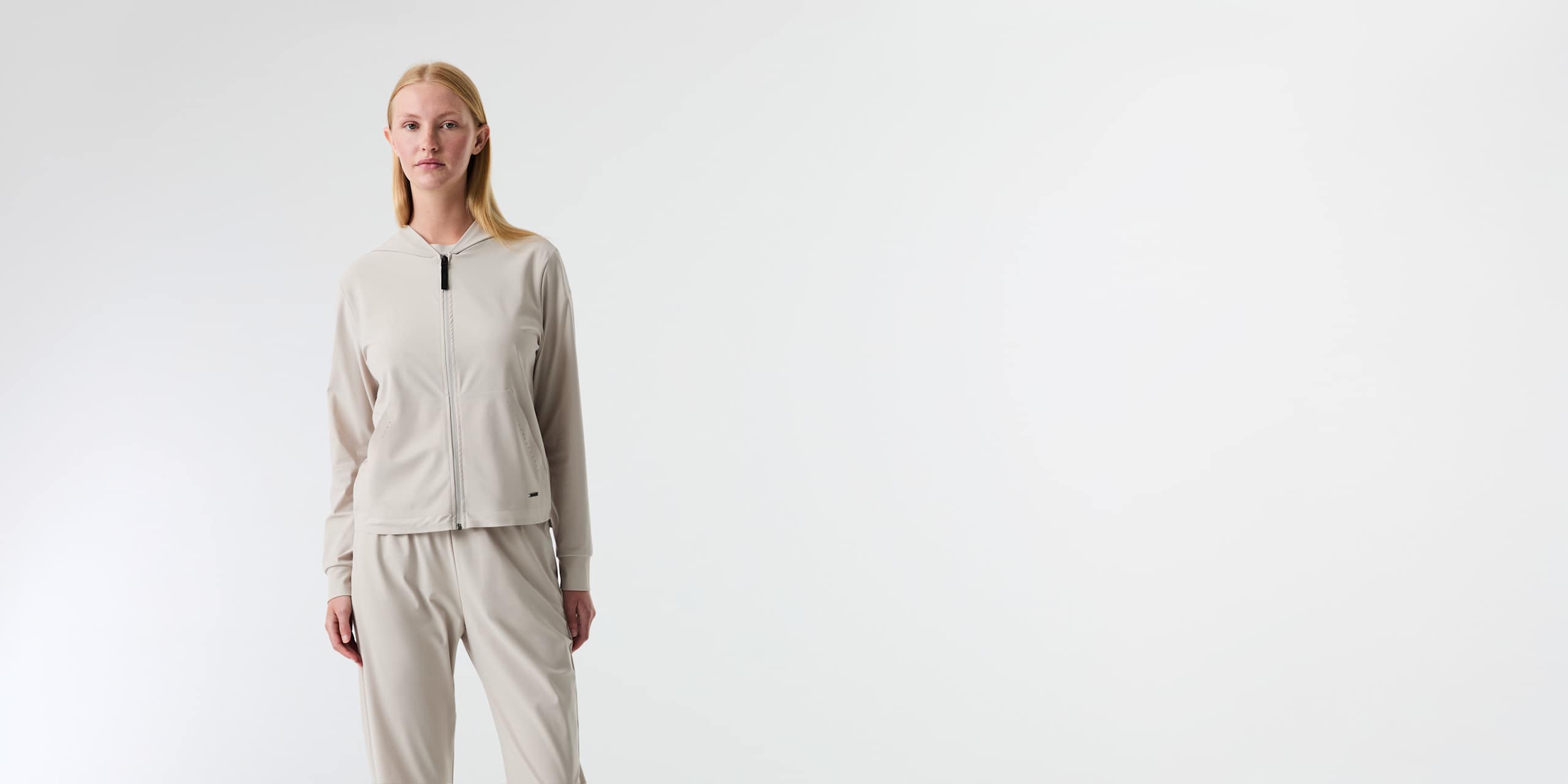 AlphaTauri | JEUPA V1.Y9.01 | Giacca con cappuccio in jersey molto elasticizzata in Stone for Donna AlphaTauri | JEUPA V1.Y9.01 | Giacca con cappuccio in jersey molto elasticizzata in Stone for Donna