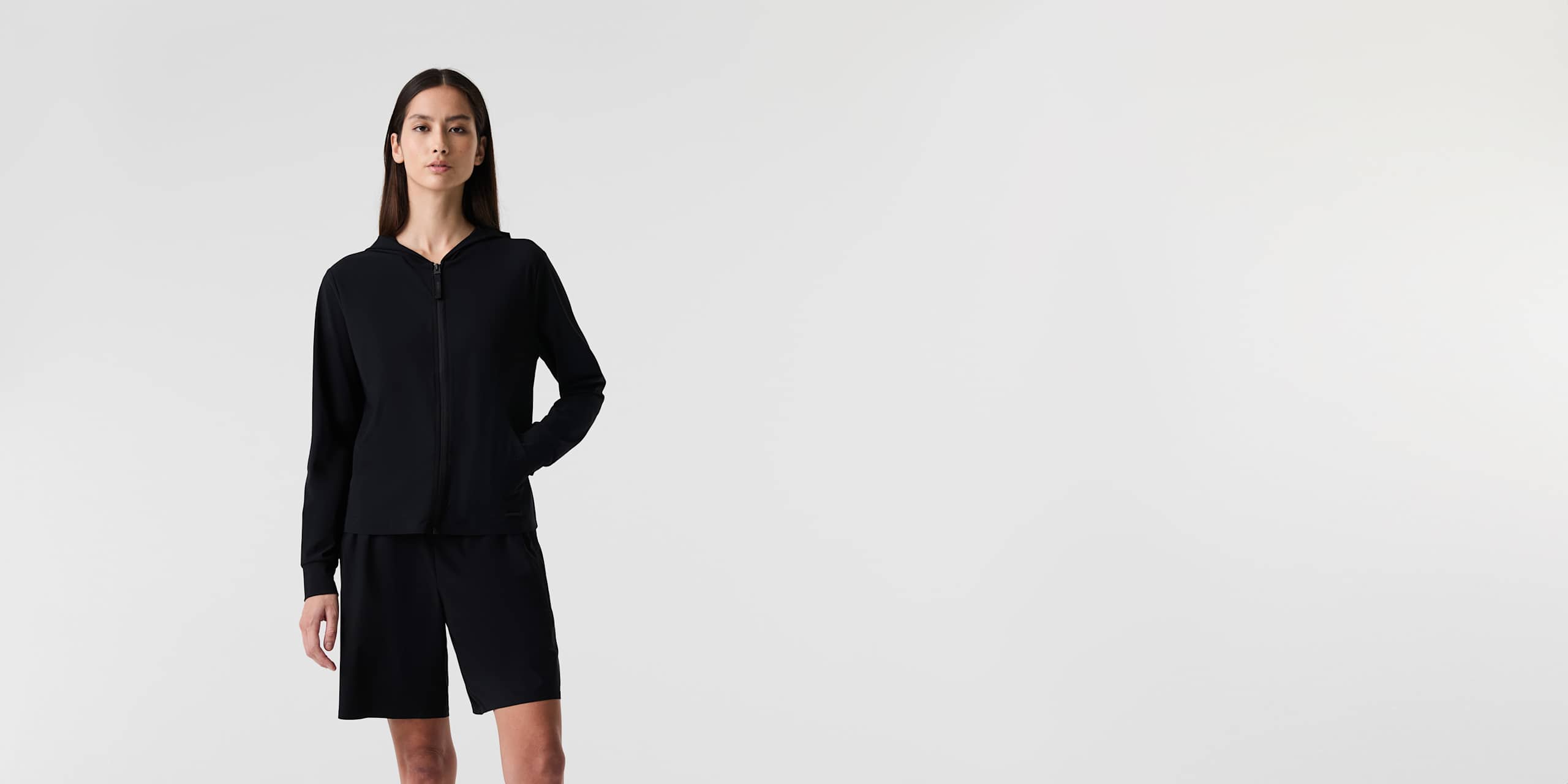 AlphaTauri | JEUPA V1.Y9.01 | Kapuzenjacke aus Power Stretch Jersey in Schwarz für Damen AlphaTauri | JEUPA V1.Y9.01 | Kapuzenjacke aus Power Stretch Jersey in Schwarz für Damen