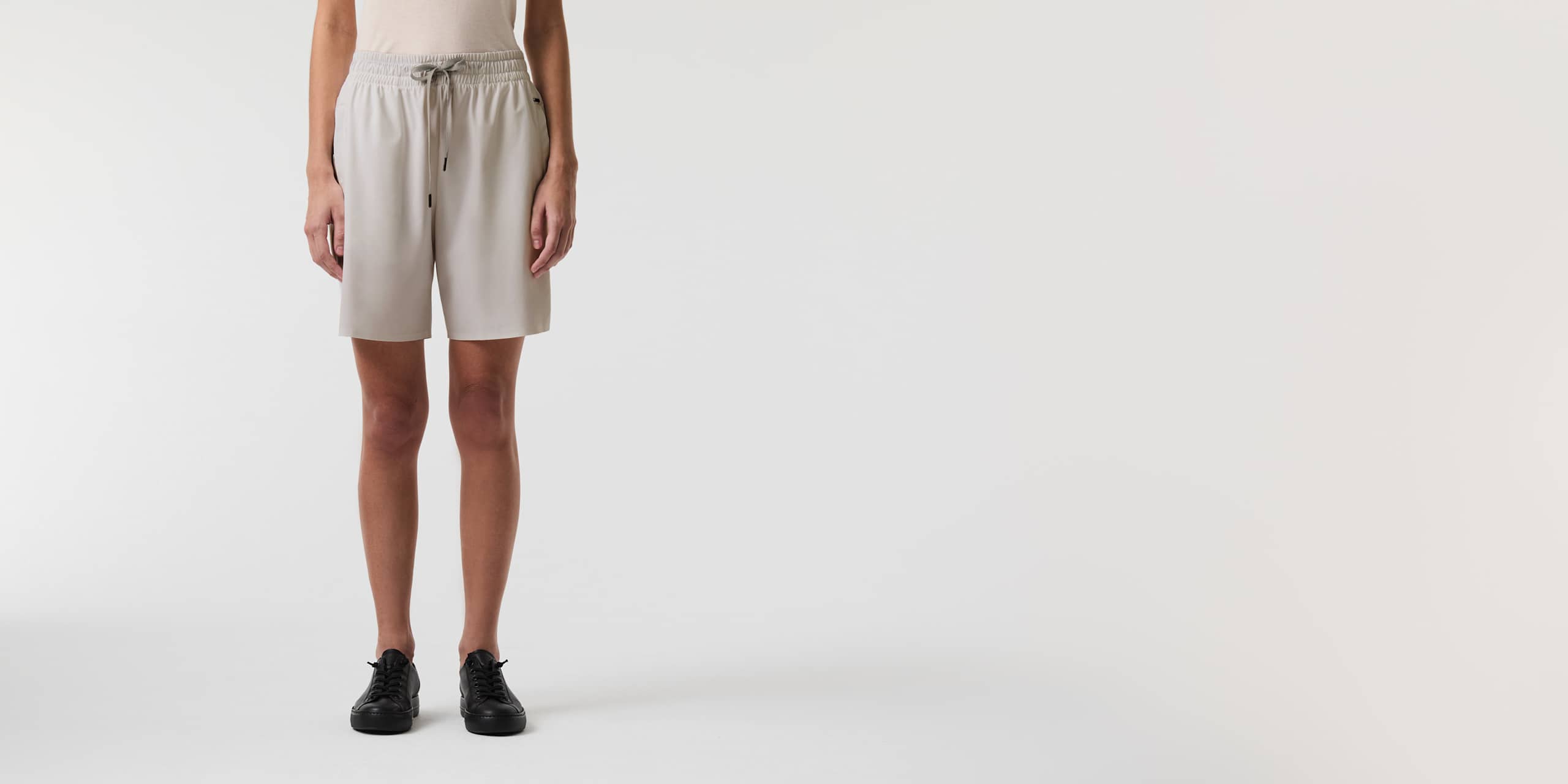 AlphaTauri | PIRT V1.Y9.01 | Short en jersey Power Stretch in Stone for Femme AlphaTauri | PIRT V1.Y9.01 | Short en jersey Power Stretch in Stone for Femme