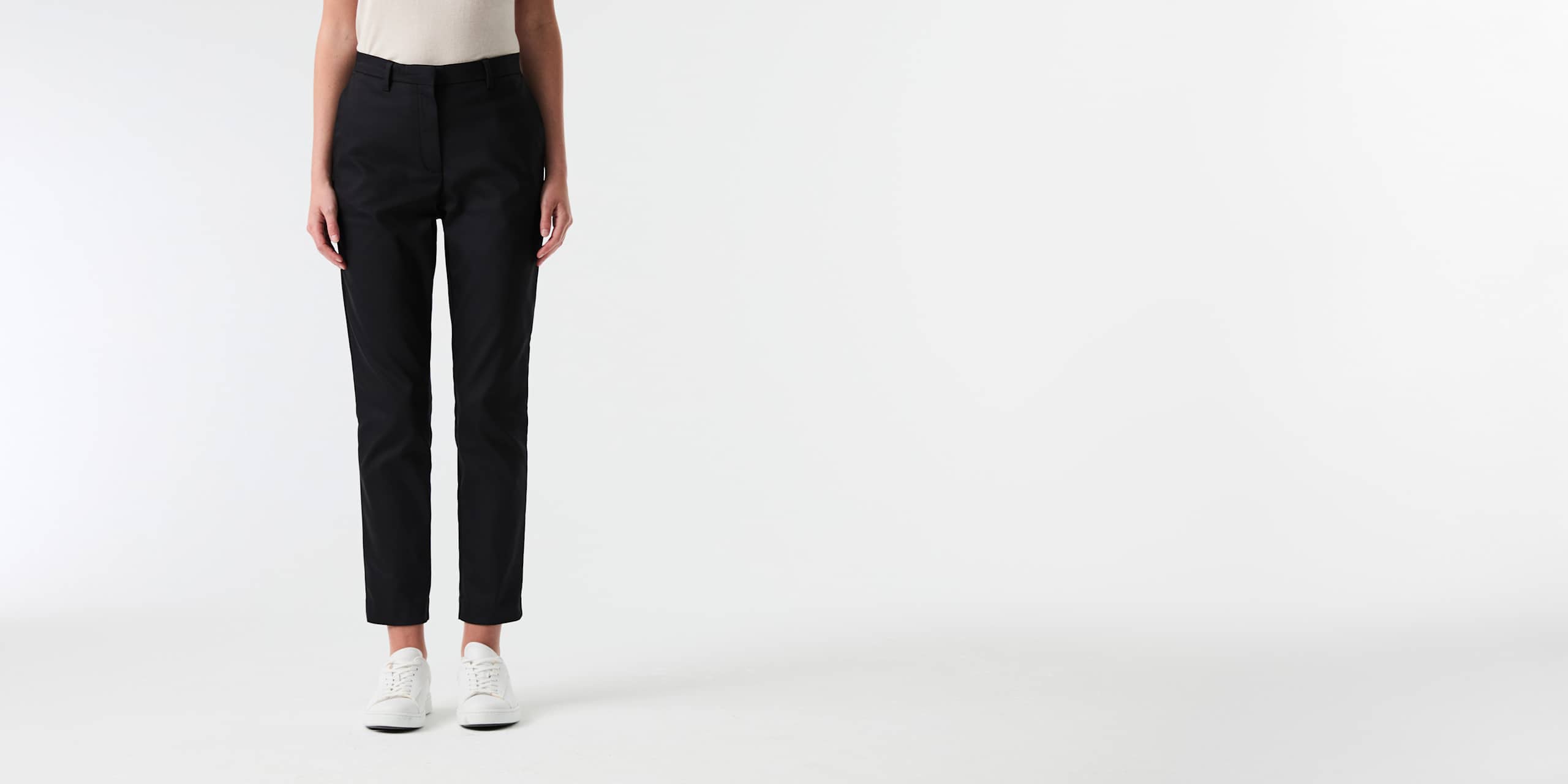 AlphaTauri | PERTI V5.Y9.01 | Tapered Trousers with Pleats in Black for Women AlphaTauri | PERTI V5.Y9.01 | Tapered Trousers with Pleats in Black for Women