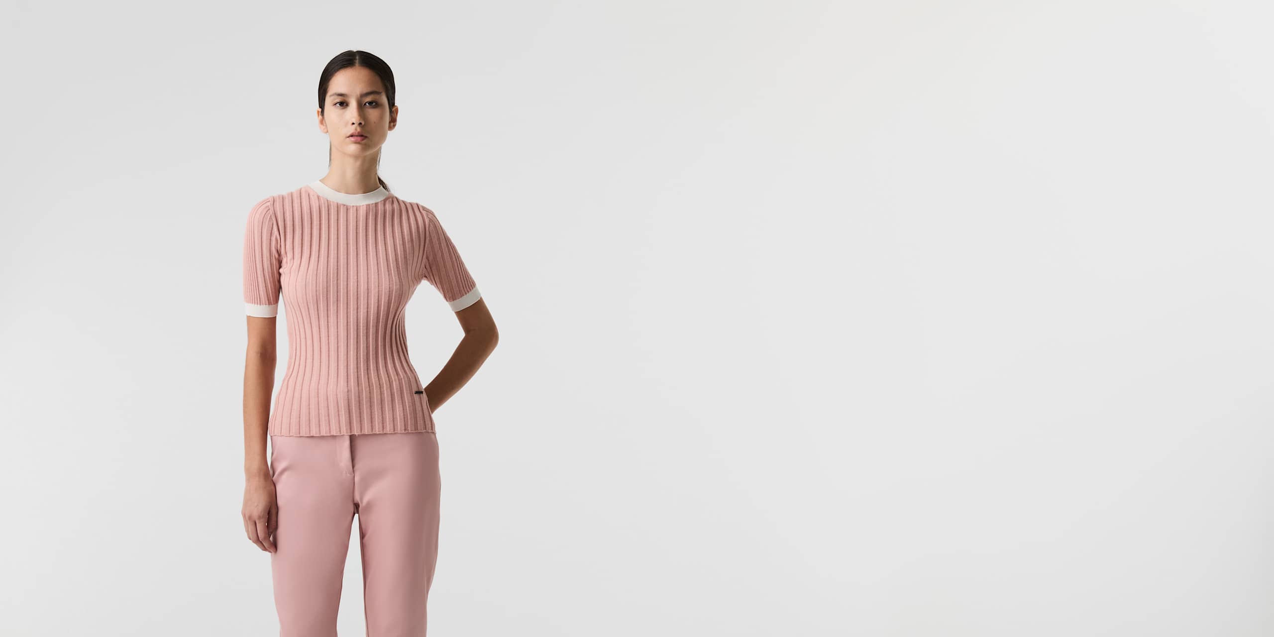 AlphaTauri | FONELE V1.Y9.01 | Nahtloses 3D-Strick-T-Shirt aus Kaschmir und Coolmax® in Misty Pink für Damen AlphaTauri | FONELE V1.Y9.01 | Nahtloses 3D-Strick-T-Shirt aus Kaschmir und Coolmax® in Misty Pink für Damen