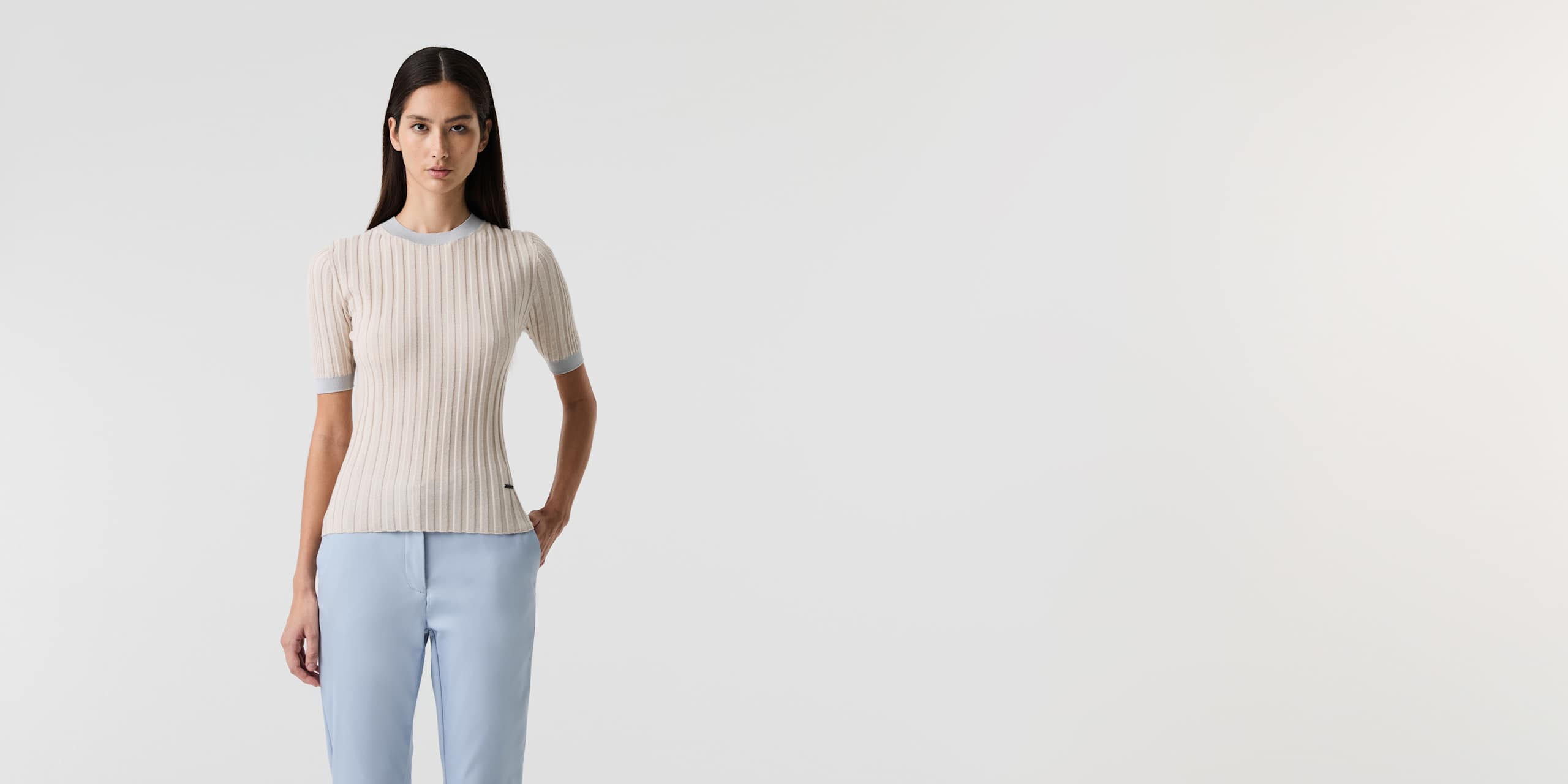 AlphaTauri | FONELE V1.Y9.01 | Nahtloses 3D-Strick-T-Shirt aus Kaschmir und Coolmax® in Stone für Damen AlphaTauri | FONELE V1.Y9.01 | Nahtloses 3D-Strick-T-Shirt aus Kaschmir und Coolmax® in Stone für Damen