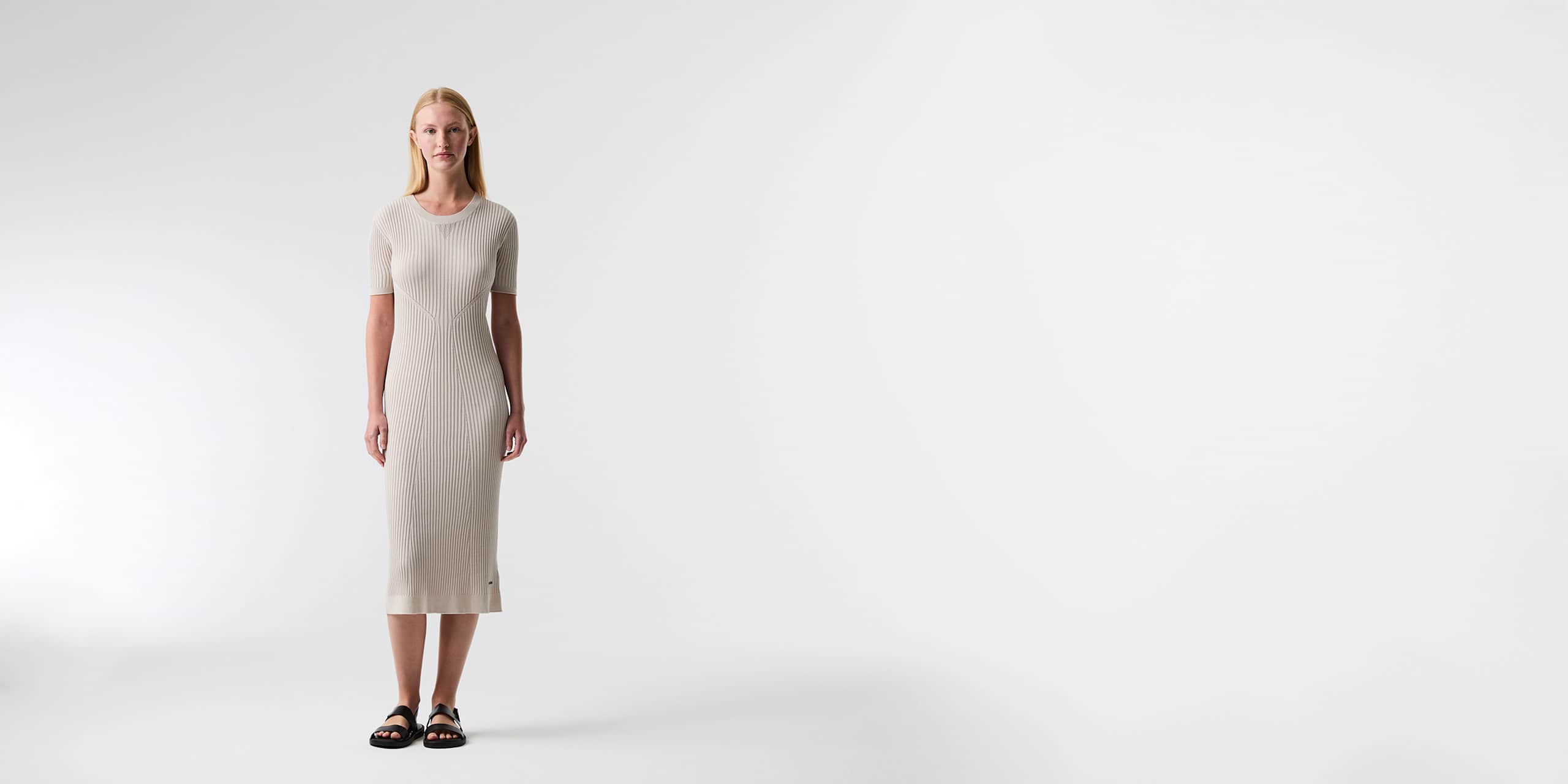 AlphaTauri | FANYO V1.Y9.01 | Robe en maille 3D en lin et coton sans coutures in Stone for Femme AlphaTauri | FANYO V1.Y9.01 | Robe en maille 3D en lin et coton sans coutures in Stone for Femme