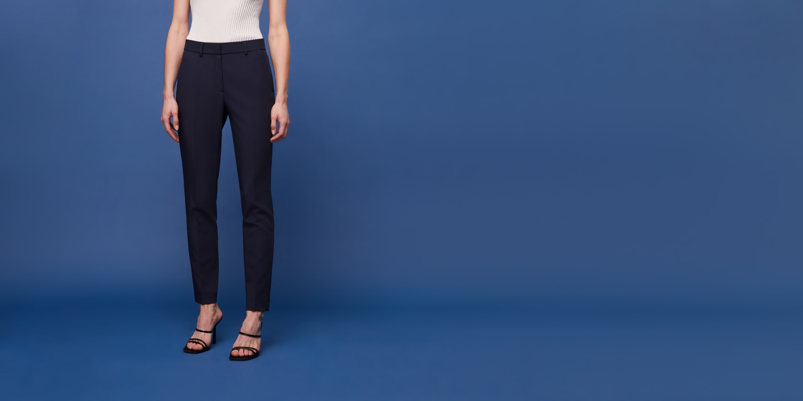 AlphaTauri | PERTI V2.Y6.01 | Tapered Pants with Pleats in Navy for Women AlphaTauri | PERTI V2.Y6.01 | Tapered Pants with Pleats in Navy for Women