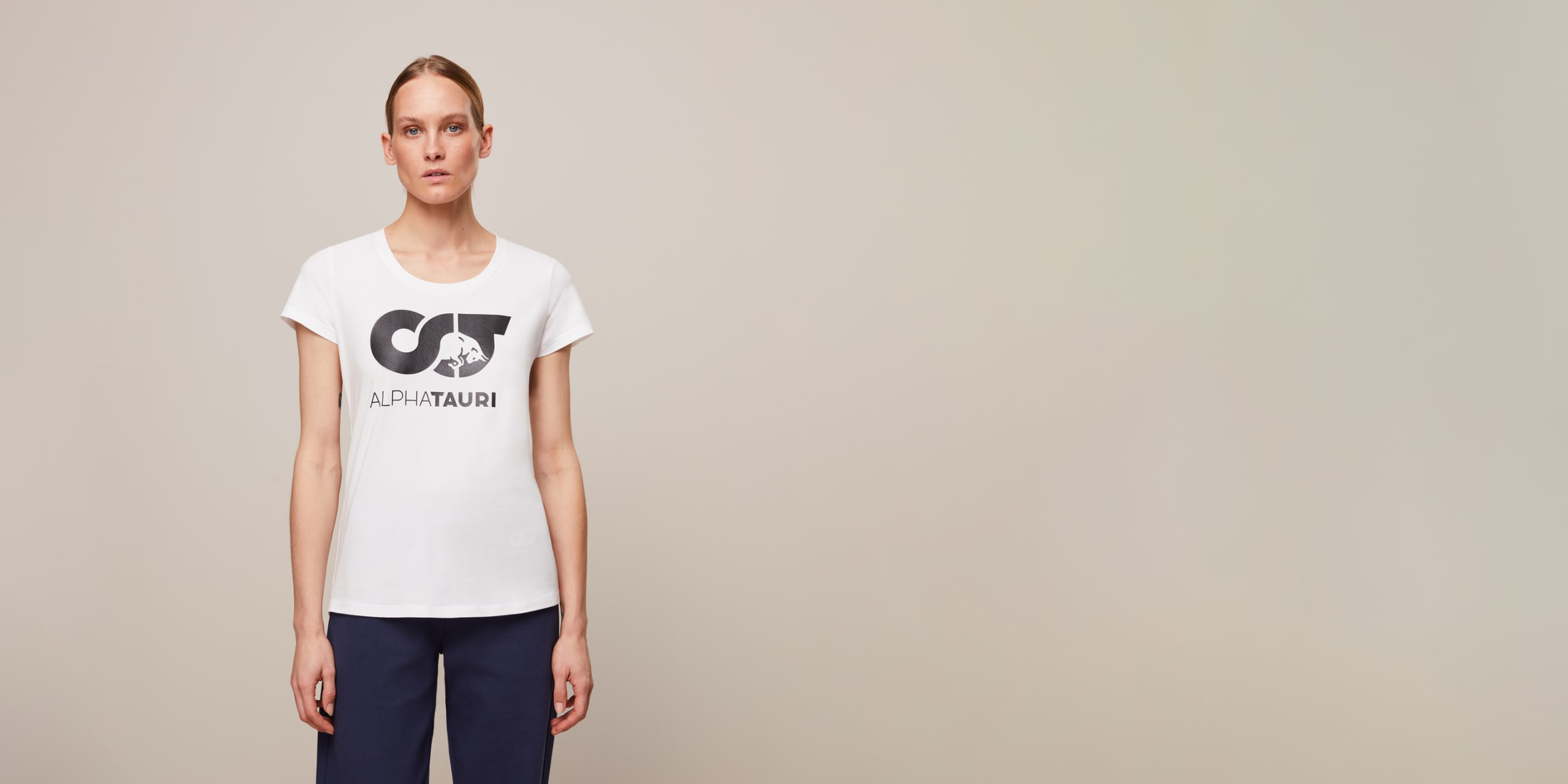 AlphaTauri | JERU V3.Y6.02 | シグネチャーロゴ Tシャツ in ホワイト for レディース AlphaTauri | JERU V3.Y6.02 | シグネチャーロゴ Tシャツ in ホワイト for レディース