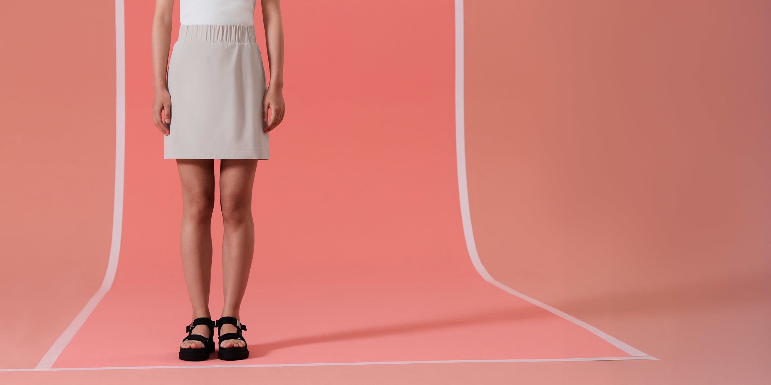 AlphaTauri | WAVY V1.Y10.01 | Performance Stretch Minifalda in Stone for Mujer AlphaTauri | WAVY V1.Y10.01 | Performance Stretch Minifalda in Stone for Mujer
