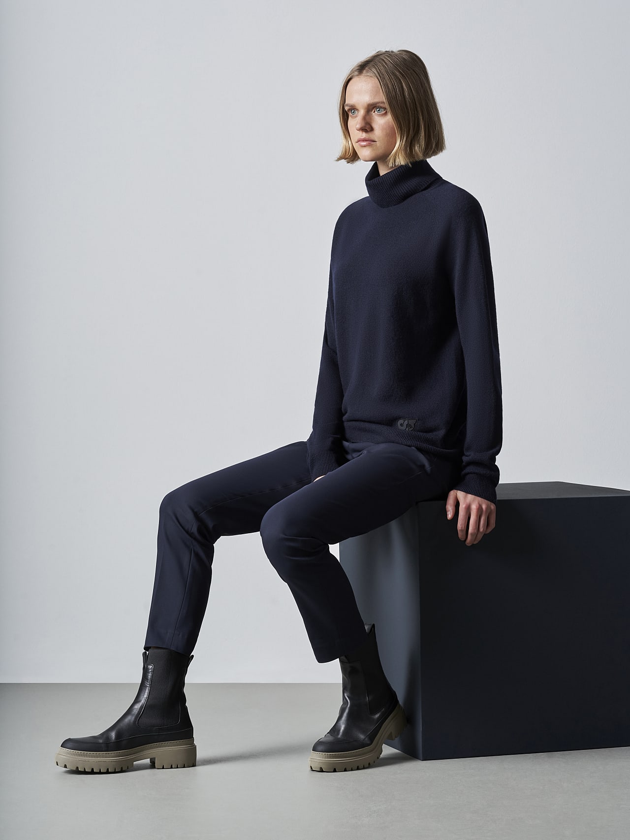 AlphaTauri | FLAMY V1.Y5.02 | Seamless 3D Knit Merino-Cashmere Turtle Neck in navy for Women